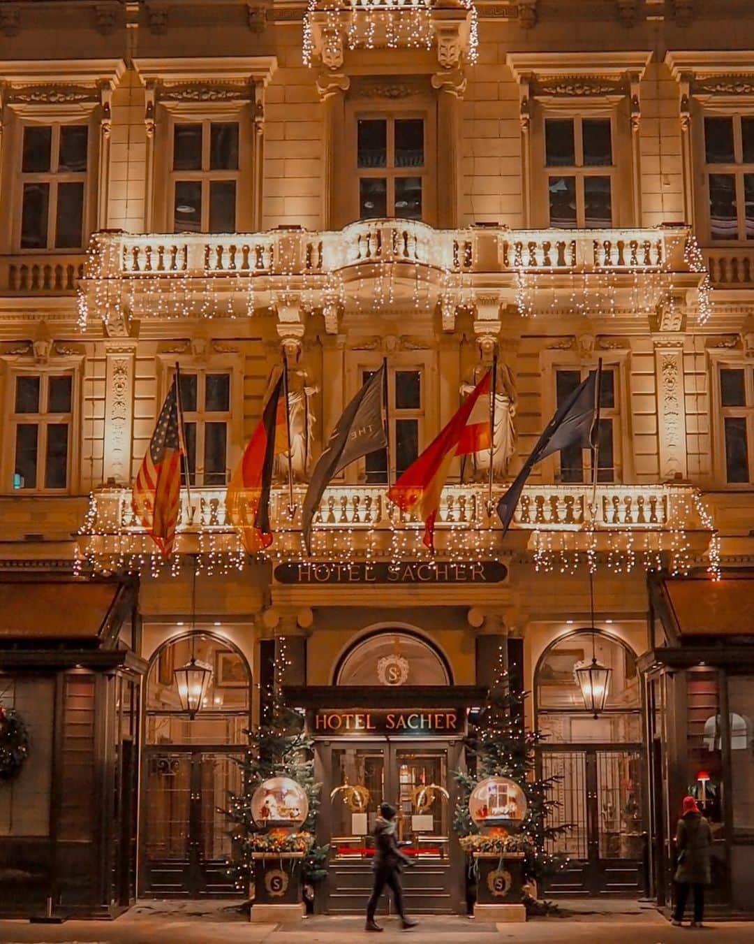 Wien | Viennaのインスタグラム：「There‘s nothing quite like Vienna wrapped in Christmas magic. 💫😍 by @missviktoriascarlett #ViennaNow  #vienna #hotelsacher #christmas #travelgram #wien」
