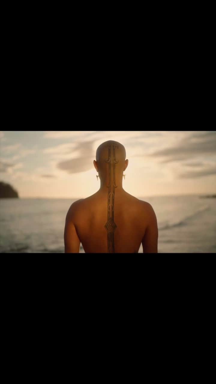 エブロ・ダーデンのインスタグラム：「Amazing. I am #Thankful for all my Indigenous friends and family world wide.   Thanksgiving has become a commercial holiday in the United States with deep roots of harm and pain. But as we countdown to Monday’s release of Stan Walker’s “I AM” from the ORIGIN soundtrack, we celebrate his indigenous ancestors and the rich heritage of native people across the globe. I AM is a rallying call, a prayer, a reclamation of identity. Gratitude today and everyday. ✊🏾@stanwalker   #RP @Ava」