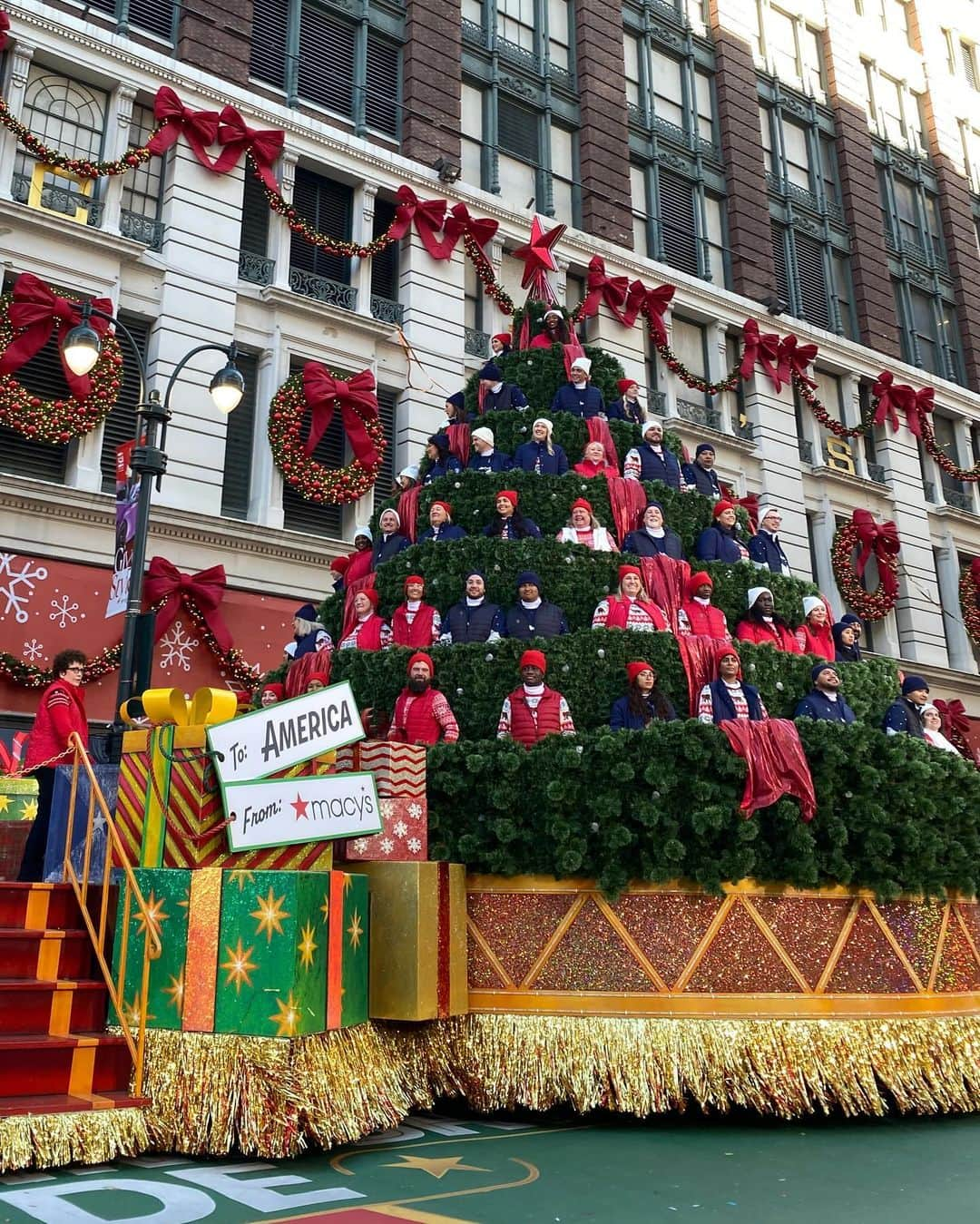 Macy'sさんのインスタグラム写真 - (Macy'sInstagram)「Holiday cheer loading 🫶➡️ Did you catch @Cher + Santa? Two legends in one iconic Parade. #MacysParade」11月24日 3時26分 - macys