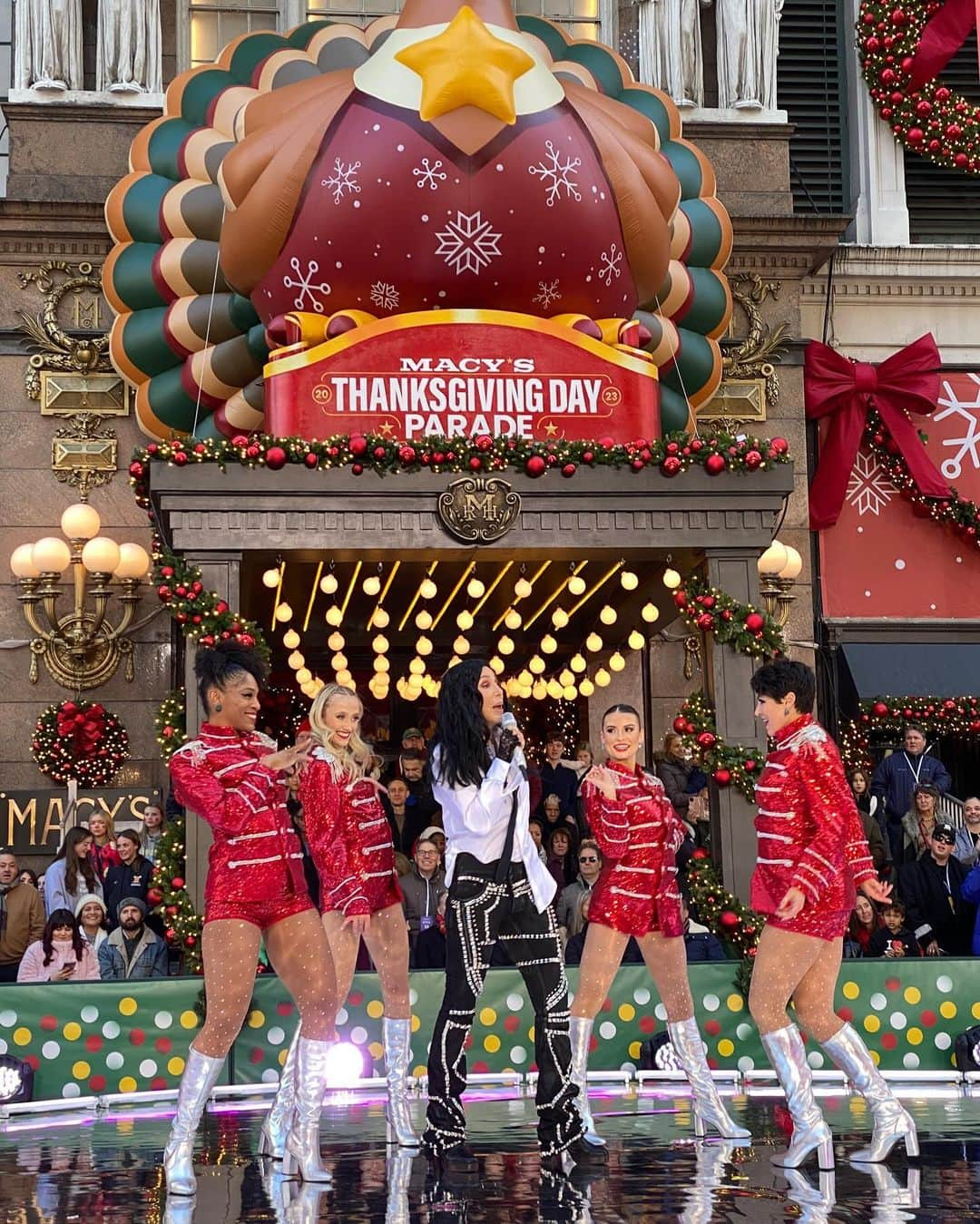 Macy'sさんのインスタグラム写真 - (Macy'sInstagram)「Holiday cheer loading 🫶➡️ Did you catch @Cher + Santa? Two legends in one iconic Parade. #MacysParade」11月24日 3時26分 - macys