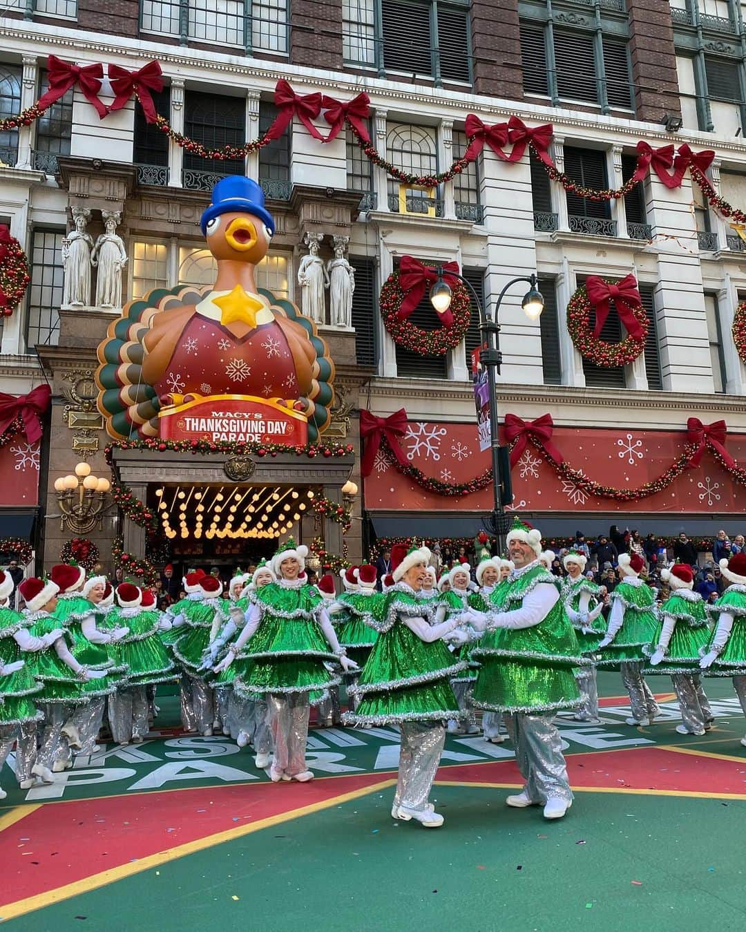 Macy'sさんのインスタグラム写真 - (Macy'sInstagram)「Holiday cheer loading 🫶➡️ Did you catch @Cher + Santa? Two legends in one iconic Parade. #MacysParade」11月24日 3時26分 - macys