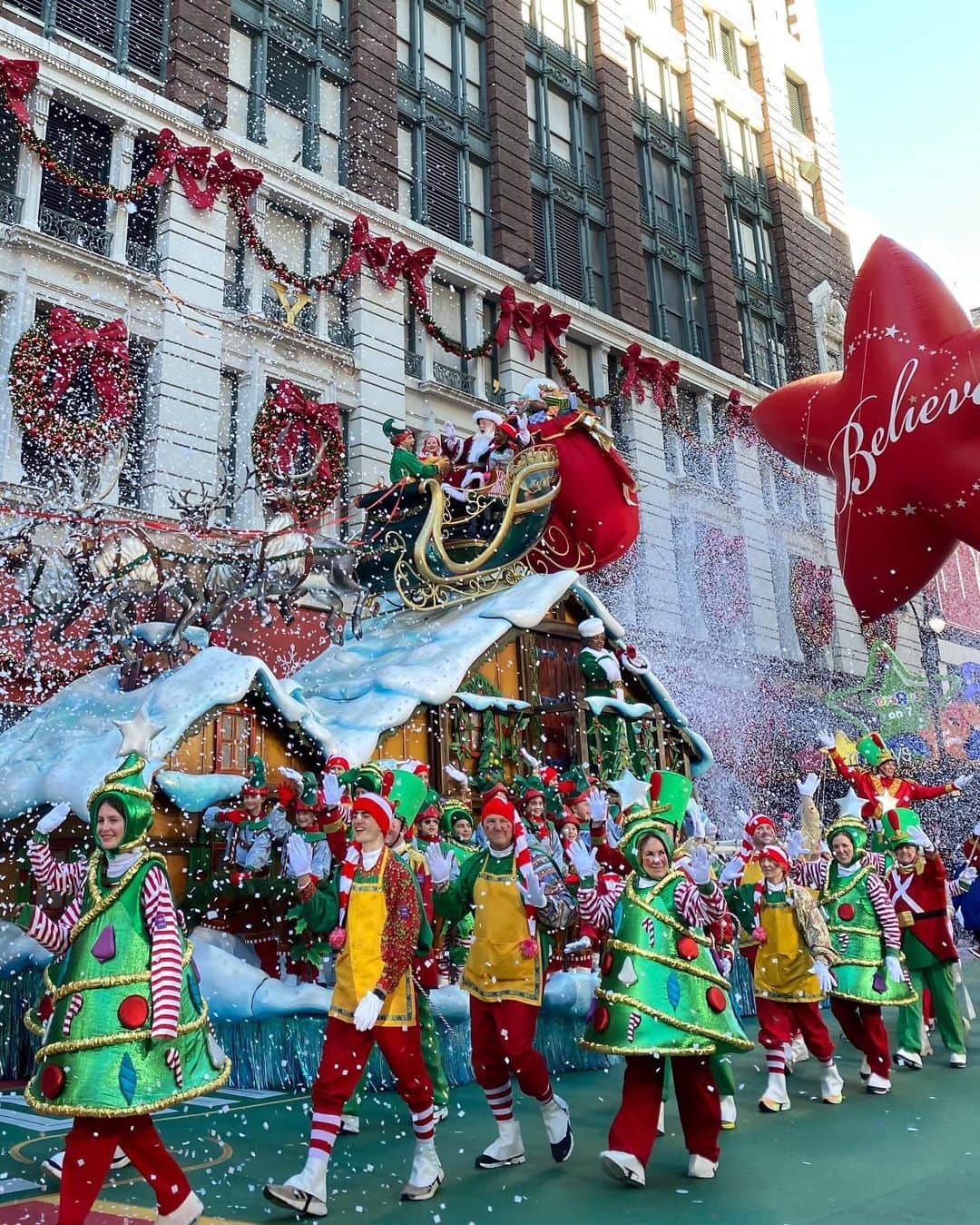 Macy'sさんのインスタグラム写真 - (Macy'sInstagram)「Holiday cheer loading 🫶➡️ Did you catch @Cher + Santa? Two legends in one iconic Parade. #MacysParade」11月24日 3時26分 - macys