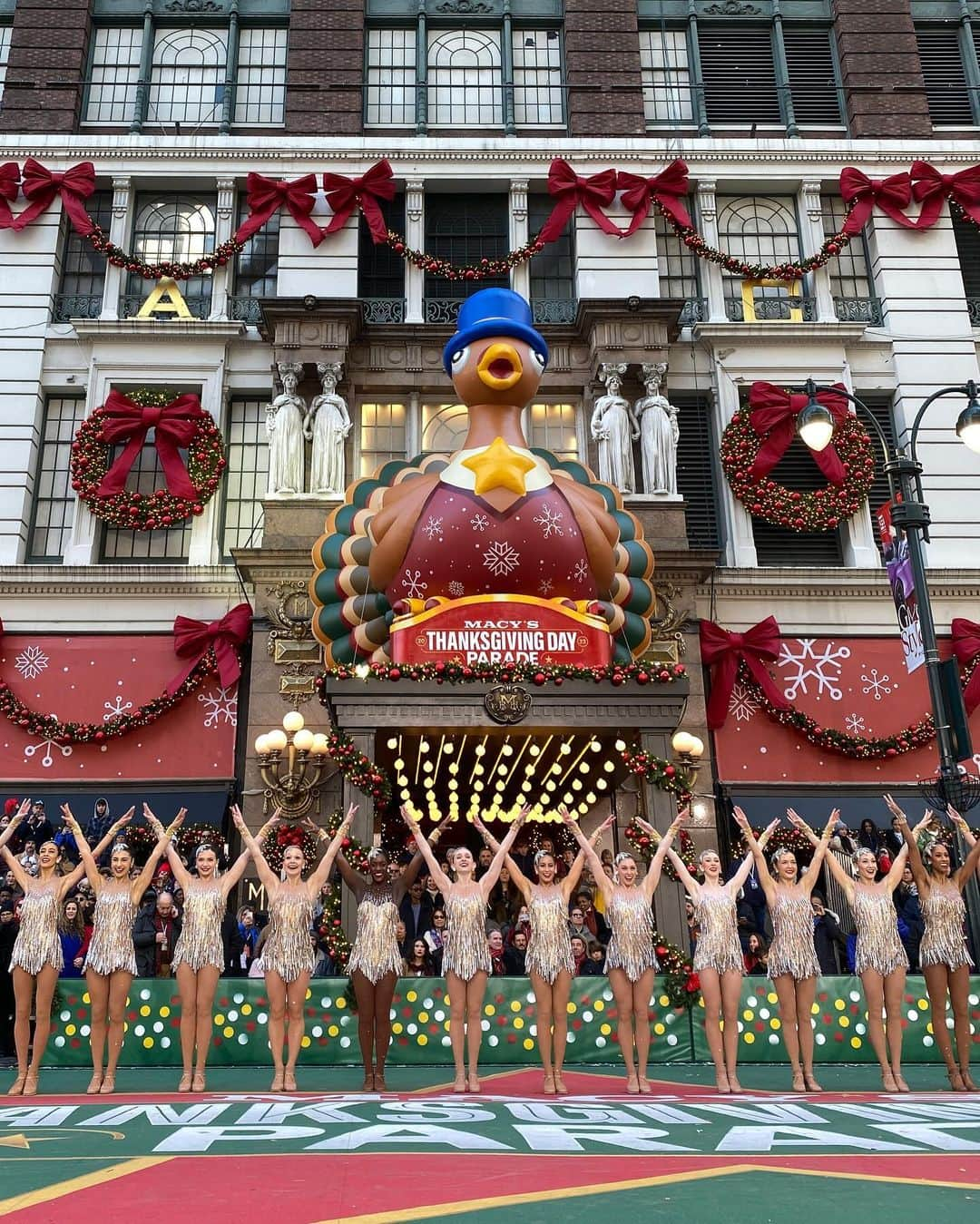 Macy'sさんのインスタグラム写真 - (Macy'sInstagram)「Holiday cheer loading 🫶➡️ Did you catch @Cher + Santa? Two legends in one iconic Parade. #MacysParade」11月24日 3時26分 - macys