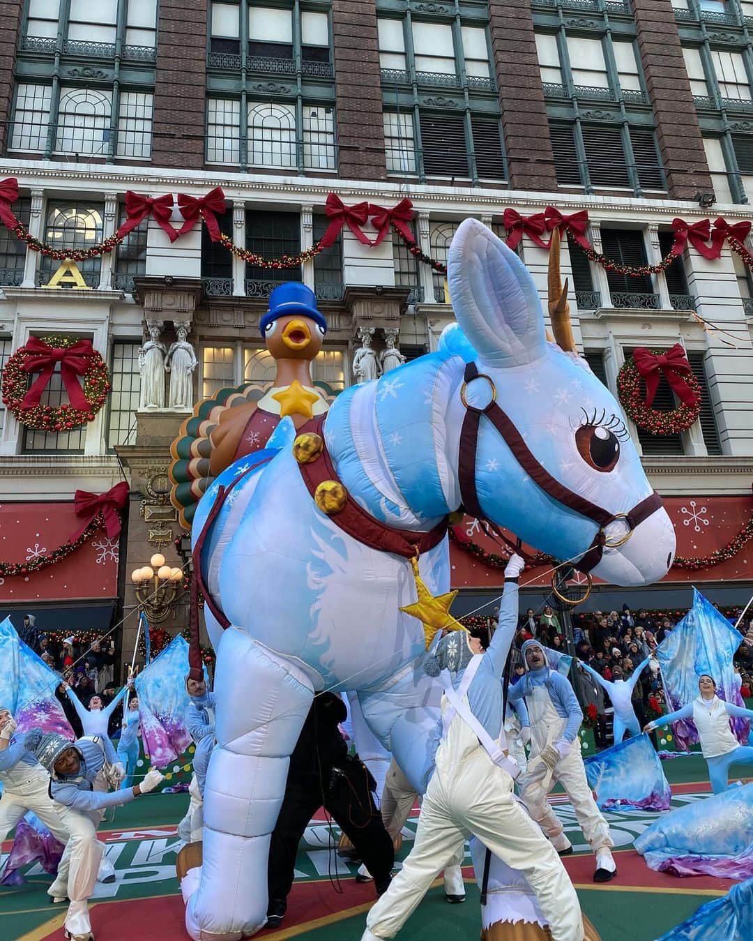 Macy'sさんのインスタグラム写真 - (Macy'sInstagram)「Holiday cheer loading 🫶➡️ Did you catch @Cher + Santa? Two legends in one iconic Parade. #MacysParade」11月24日 3時26分 - macys