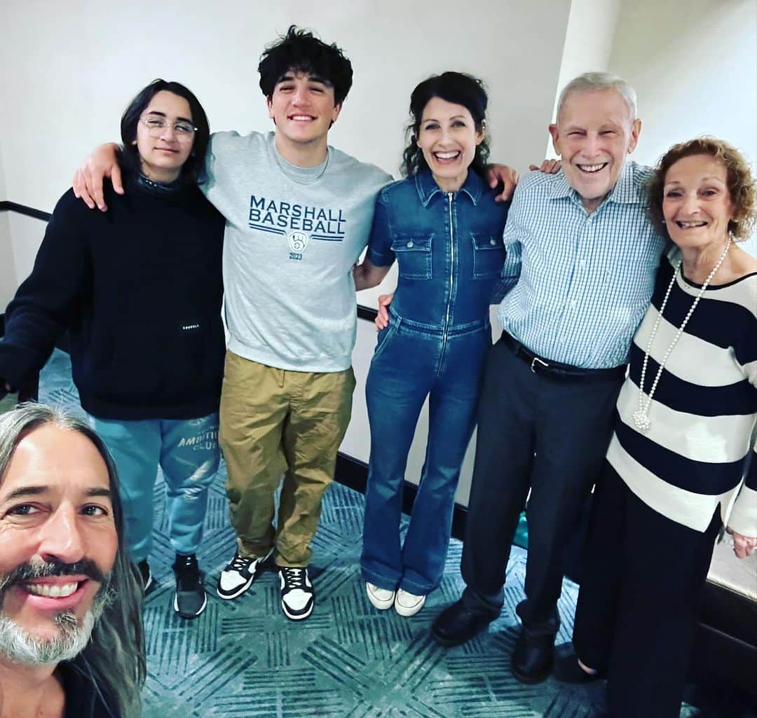 リサ・エデルシュタインのインスタグラム：「Super grateful for my beautiful family, for my weird, amazing, talented friends and for the potential release of at least some of the hostages. It’s a hard time to celebrate, when there is no peace, but an equally important time to remind ourselves of the love that is around us. On that note, perhaps ironically? I will turn off comments on this post so that I don’t get attacked. #thanksgiving #peace #jewish」