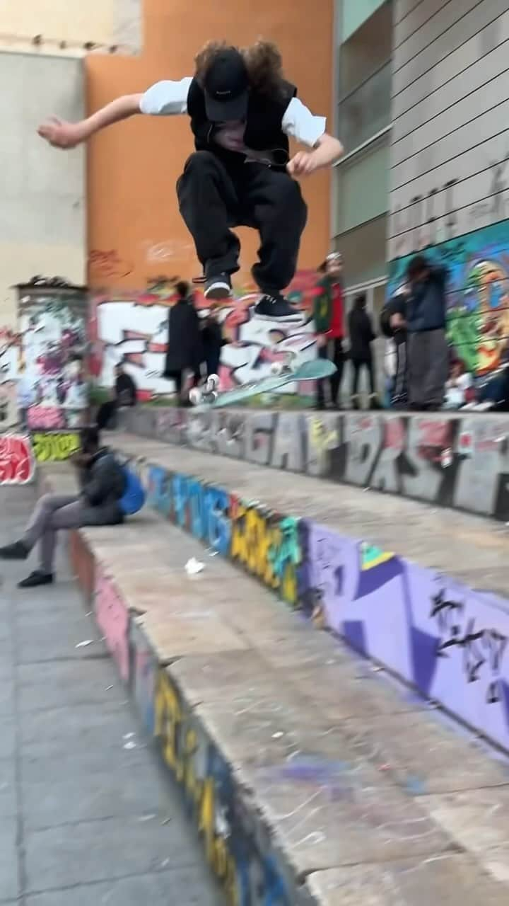 MACBA LIFEのインスタグラム：「@denielcramer 😍  📱 @rammy_ramirez  . . Tag us to be featured 👉🏽#macbalife 👈🏽 -———————— #RESPECTTHEPLAZA #macba #skate #skateboarding #barcelona #bcn #skatebarcelona #skatelife #barceloka ##skatecrunch #skategram #thankyouskateboarding #❤️skateboarders」