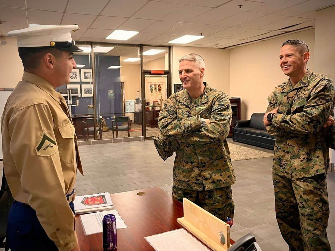 アメリカ海兵隊のインスタグラム：「“I had the opportunity to visit some of our Marines standing duty this morning and I echoed what we heard from our Commandant a couple days ago. Whether you are forward-deployed, forward-stationed, or fortunate enough to be home with family, the Nation is thankful for everything you do. On behalf of all our leaders, thank you. @usmc_commandant, @usmcsgtmaj, and I couldn’t be more proud to lead such a fine group of Marines and Sailors.”  -Gen. Christopher J. Mahoney, Assistant Commandant of the Marine Corps」