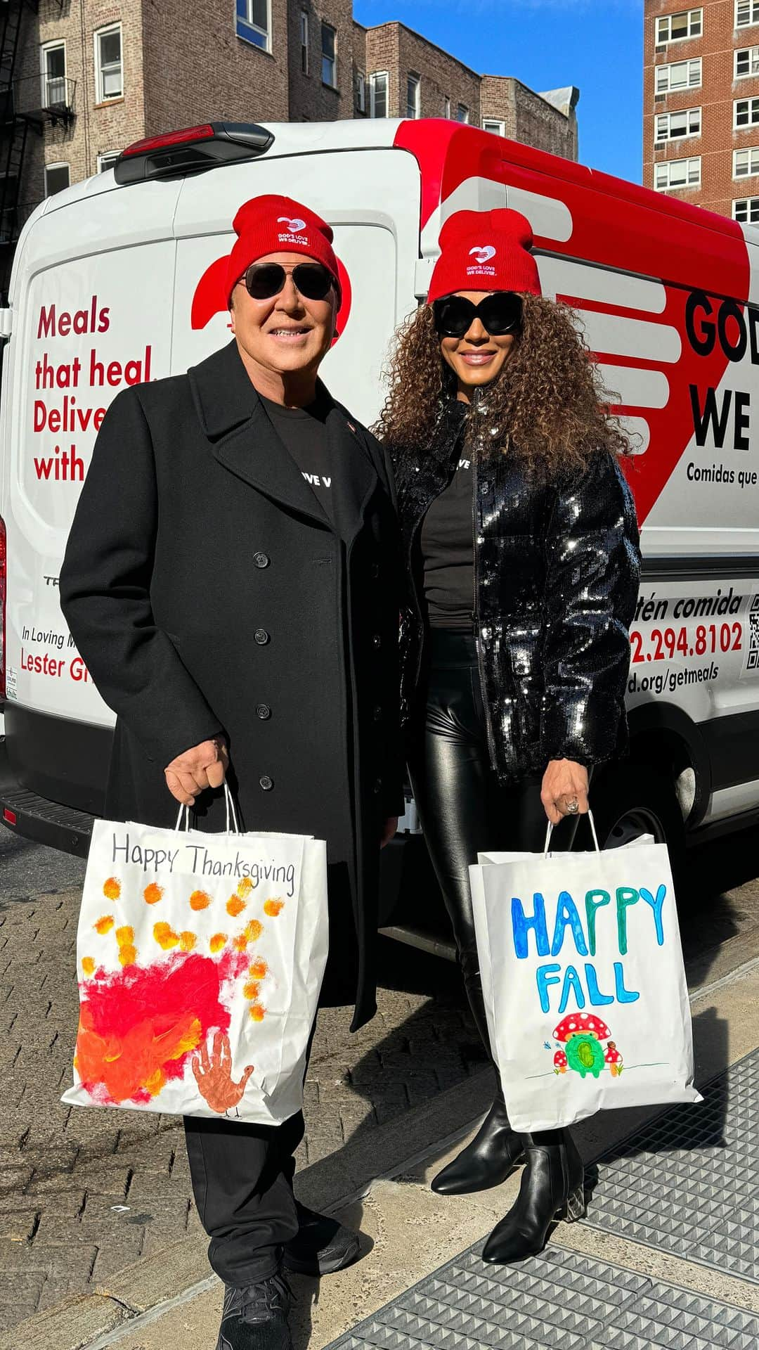 マイケルコースのインスタグラム：「Join Michael Kors and Nicole Ari Parker as they give thanks this holiday season by delivering meals and spreading cheer with God’s Love We Deliver. ❤️   As the only organization delivering medically tailored meals in the New York City area, God’s Love We Deliver works tirelessly during the holidays to make sure everyone can celebrate. This Thanksgiving, God’s Love will deliver a meal to every one of their clients living with illnesses like cancer, HIV/AIDS, diabetes, and more. Because they believe that no one should have to spend the holiday alone, God’s Love offers each client an extra Thanksgiving meal so they can share the day with a loved one—that’s over 15,000 meals delivered and over 10,000 pounds of turkey.   To learn more and to join the cause, visit GLWD.org.   #MichaelKors」