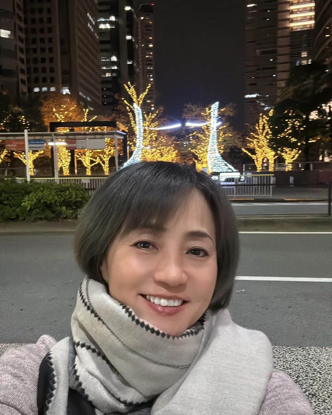 橋本志穂のインスタグラム：「夫の送迎以外で外出ない‼️と決めた日だからショボショボで普段着だけど、イルミネーション見つけちゃったからつい、車降りて写真撮っちゃった。。 今日は友人との会食があったから 多少はメイクもしてたけど、、、 イルミネーションたくさんあって、 ウキウキすると同時に、 今年も残り少ないと思うと、大掃除の計画もたてないとなぁーという強迫観念が💦  渋谷の街を通りましたがまた新しいビルも完成近し‼️ キラキラが増えるねぇ。  #イルミネーション」
