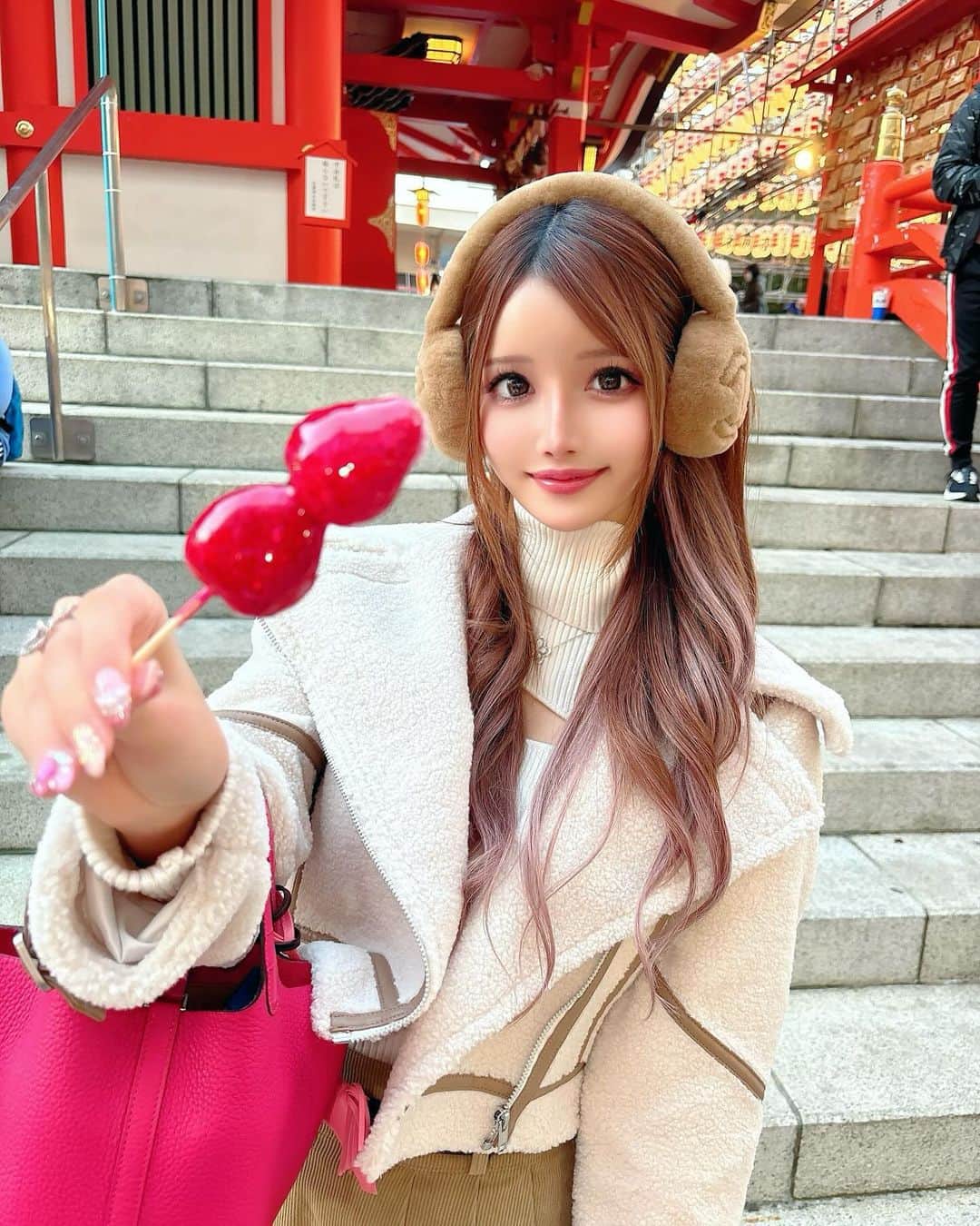 桜咲乃愛のインスタグラム：「酉の市💓 前川くんとキッチンの本橋さんとキャッシャーのこうたさんと行った😆💓！  金魚すくい最初20匹すくったけど、金魚すくい屋さんのおじさんの反応薄くて何匹すくったら顔色変わるのか気になりすぎて小さいのだけ狙ったら34匹?すくえたけど、やっぱり反応薄かったから来年は50匹すくいたい！笑  射的は1個も落とせず😂💓  行けてよかったー🥰🥰🥰 ベビーカステラは2回買った💕  #酉の市#新宿酉の市#花園神社 #歌舞伎町#お祭り大好き」