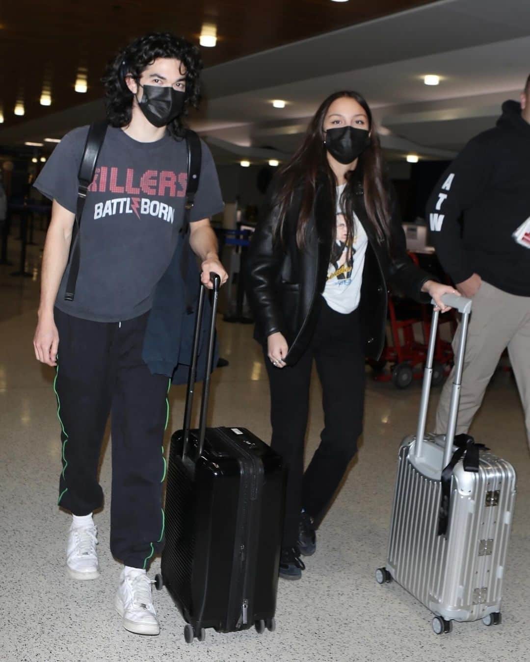 Just Jaredさんのインスタグラム写真 - (Just JaredInstagram)「Olivia Rodrigo and longtime bestie Conan Gray were spotted arriving in Wisconsin together on Wednesday night to celebrate Thanksgiving together. More photos on JustJared.com! #OliviaRodrigo #ConanGray Photos: Backgrid」11月24日 3時51分 - justjared