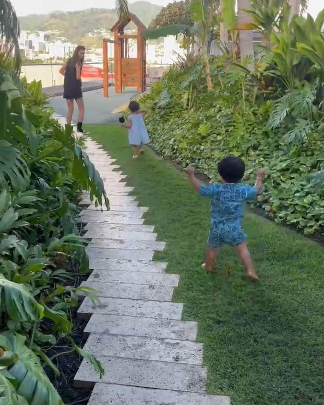 里海さんのインスタグラム写真 - (里海Instagram)「あー可愛い〜❤️ チュッチュっしてしまいますw  男子のアグレッシブさに 驚く女子😊 私も驚いてます😅 #1歳2ヶ月　で体力無限大♾️  キューピーベビーフードの スマイルカップは出先でも便利なので 海外旅行にもたくさん持って行きます！ 友人のご主人の作った卵焼きのほうが 好きなようで、見たことないくらい 食べていて可愛かったです🥰  2人ともクラゲみたいにプールに 浮いていて可愛い〜❤️❤️  0歳の時から知っているので お互いの子供の成長を見て なんだか涙が出てきます🥹🥹  2人共産まれた故郷のハワイ🌴を ご満喫〜🥰  私はまつ毛を @lovecurl.eyelash さんで お願いしておいてよかったです❤️  #hawaii #1year2months #14monthsold #1歳2ヶ月」11月24日 3時48分 - satoumi0330