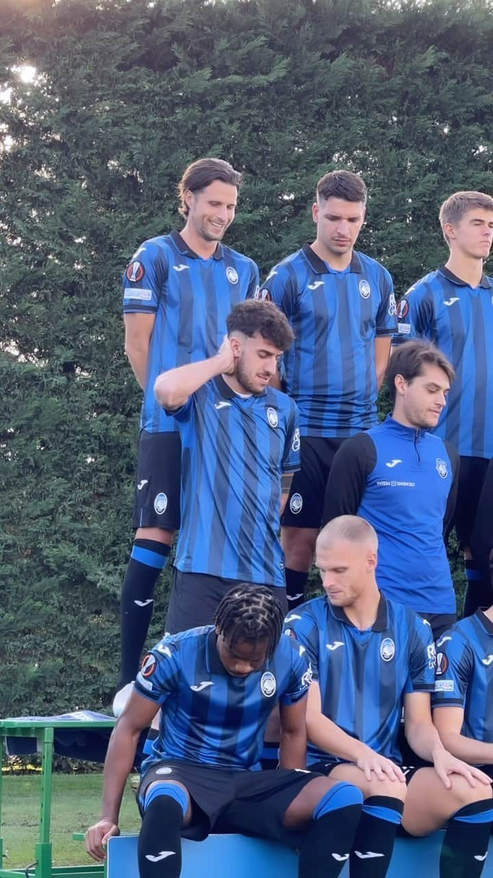 アタランタBCのインスタグラム：「In fondo in fondo si vogliono bene ♥️  This is also love 🫶  #teamphoto #GoAtalantaGo ⚫️🔵」