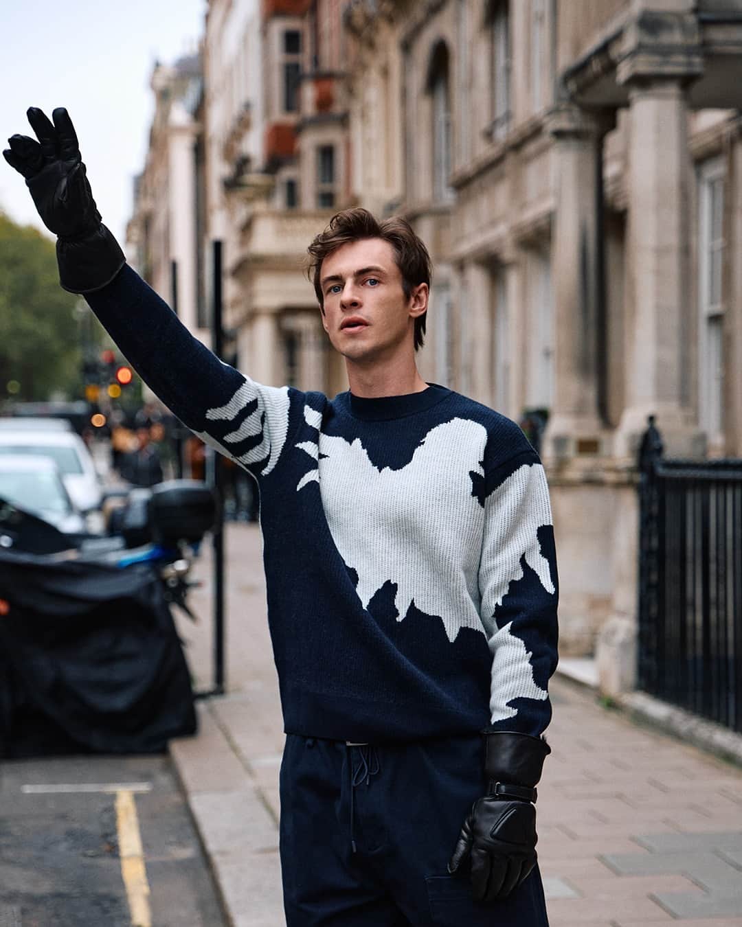 Armani Officialのインスタグラム：「A rendez vous with Ben Radcliffe.⁣ Calling a taxi the Emporio Armani way. ⁣ ⁣ @ben_radcliffe」