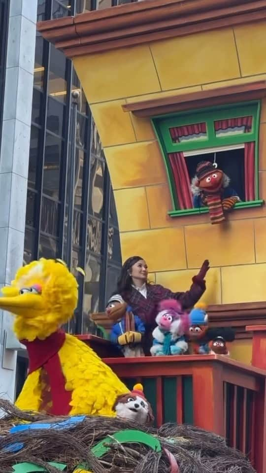 セサミストリートのインスタグラム：「From our Street to yours, happy #Thanksgiving! Thank you to our friend @ashleyparklady! We love you! 💚💛#MacysParade @Macys」