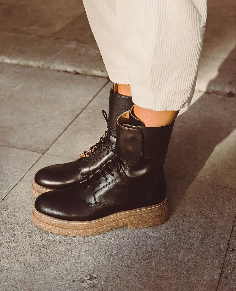 アルベルトファッシャーニのインスタグラム：「Embrace the winter season with fashion boots that blends comfort and style seamlessly. GILL 86039 are the artfully crafted boots designed to elevate your winter wardrobe effortlessly. ⁠ ⁠ FW 23/24⁠ In stores and online.⁠ www.albertofasciani.it⁠」