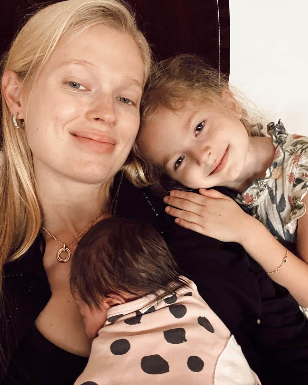 ヴィタ・シドルキナさんのインスタグラム写真 - (ヴィタ・シドルキナInstagram)「Having an extra special Thanksgiving this year! ❤️  Been missing in action, haha—breastfeeding non-stop and trying to nap in between. Taking it slow on posting and soaking in this precious time with my family! Happy THANKSGIVING, friends! 🦃」11月24日 3時55分 - vitasidorkina