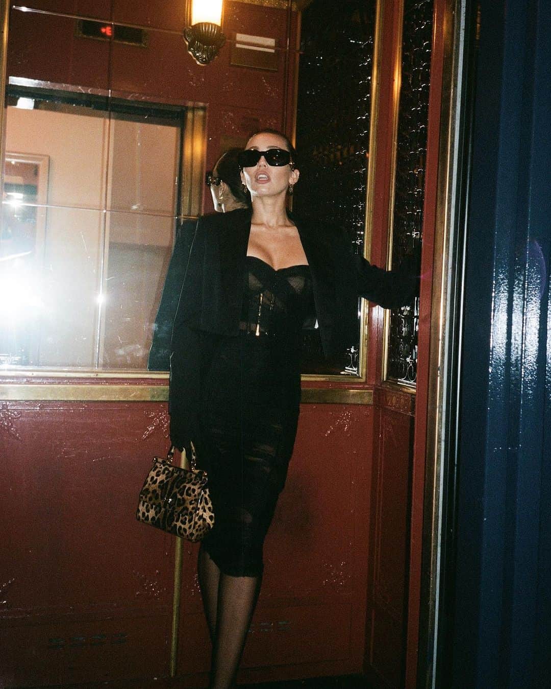 マイリー・サイラスさんのインスタグラム写真 - (マイリー・サイラスInstagram)「My birthday gift to MYSELF this year was VERY on brand. I performed for MYSELF and sang my favorite songs including my own. First “live” performance of Flowers was to an audience full of my friends and family. Taking this song back to the seed… she sprouted sensationally. Grateful for the growth in us both. 🌹💋❤️ With Love, Miley」11月24日 3時58分 - mileycyrus
