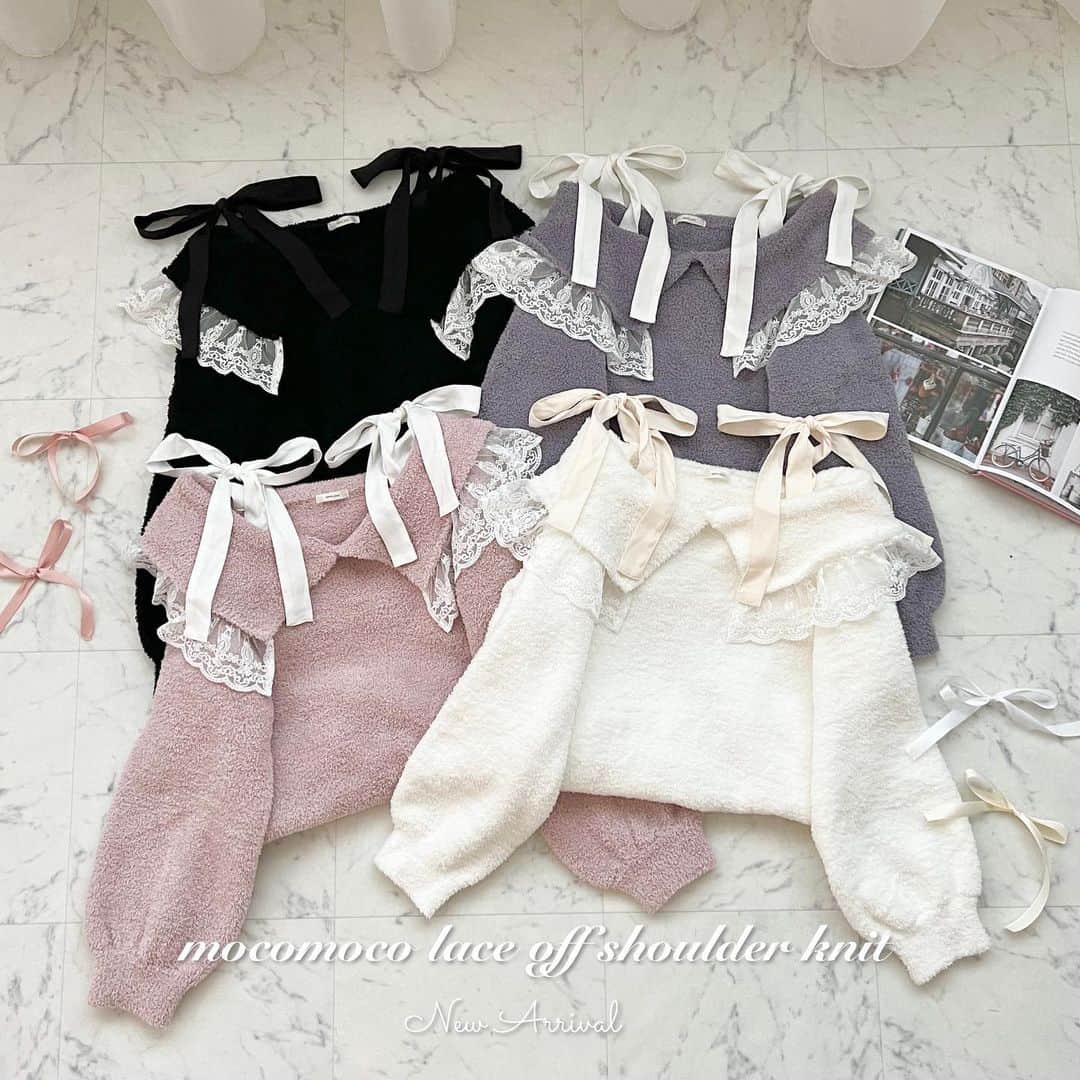apres jour(アプレジュール) のインスタグラム：「【new arrival🎀】11/23(木) 21:00〜 ⁡ ◆ガーリー要素満載！もこもこリボンオフショルニット♡ ⁡ リボン×レースが女の子らしくガーリー要素が詰め込まれたオフショルニットです♡ まるでルームウェアのようなふわふわな肌触りで着心地も抜群！  肩紐リボンは太めリボンなので程よい肌見せ具合で、 オフショルに抵抗のある方も挑戦しやすいデザイン。 リボンはご自身で結んでいただく構造です。  オフショルスタイルでの着用はもちろん、リボンをインして普通のニットスタイルでも着用ができ、 1枚で雰囲気を変えてお楽しみいただけるアイテムとなっております♪ インスタイル、アウトスタイルなどお好みのスタイルでお楽しみいただけます♡  ⁡ #もこもこレースオフショルニット 商品番号🔎985157 サイズ…F/XL ¥4,595(taxin) ⁡ ⁡ こちらの画像はインスタ用に加工しておりますので、カラーの雰囲気が実際の商品と異なる場合がございます。 商品ページにてカラーのご確認をお願い致します。 ⁡ #ZOZOでしか買えない #アプレジュール #アプレ部」