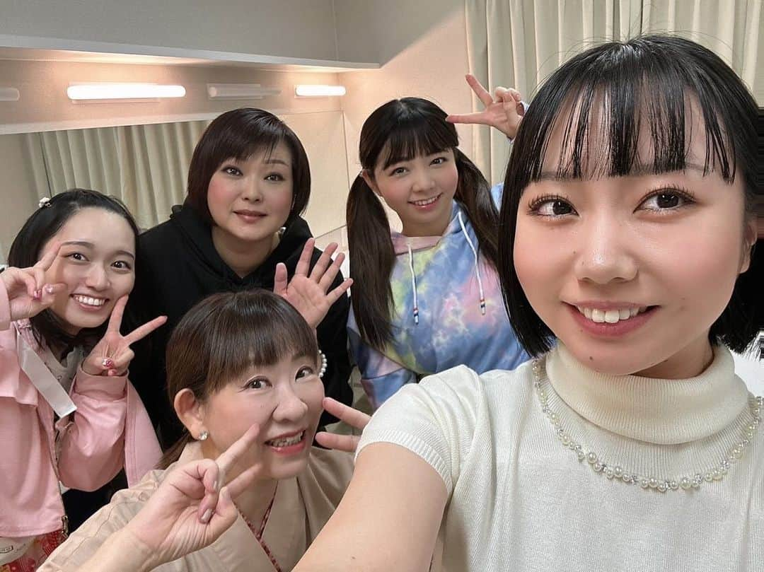 前田まみのインスタグラム：「吉田裕座長の公演ーー✨ 今日は大阪で企業様の貸切公演でした！ ありがとうございました！ 明日は姫路で貸切公演、26日は鹿児島に行きます😊 鹿児島公演は一般発売がありますので、ぜひ遊びに来てください♡  #吉本新喜劇  #よしもと新喜劇  #新喜劇  #吉田裕 座長 公演  女性メンバーで📸♥  #浅香あき恵 姉さん  #五十嵐サキ 姉さん  #松浦景子 ちゃん #湯澤花梨 ちゃん」