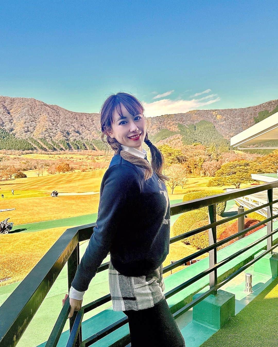 日向カンナのインスタグラム：「秋ですね〜🍁この日のゴルフはおさげな気分でした♩ 紅葉の時期は、冷たい風と温かい日差しの組み合わせがたまらなく自然を感じて好きなのです☺️✨  ちなみに、どんな髪型がみんなは好きですか？ 私はポニーテールも好きだから、髪型悩むぅ。。  #秋ゴルフ #箱根カントリー倶楽部 #箱根  #ゴルフ女子 #ゴルフ #ゴルフコーデ #ゴルフウェア #ゴルフ初心者 #ゴルフスイング #ゴルフ練習 #ゴルフ好き #ゴルフ仲間募集 #ゴルフ練習場 #ゴルフレッスン  #インフルエンサー #ゴルフファッション #スポーツ女子 #大人女子 #ゴルフ好きな人と繋がりたい #休日の過ごし方 #趣味の時間 #癒しの時間」