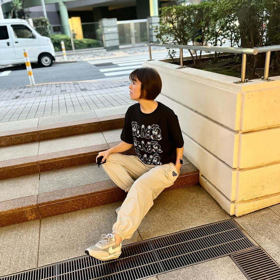 足立かりんのインスタグラム：「MKB #三浦孝太さんのファッションブランド #うさちゃんのロゴかわええ #どーゆー表情 #視線の先になにがあるん #スタッフとお揃い #明日イベントあるとかないとか #みんなもちろん行くよね？ @kotamiurablack  @kota_miura_official」