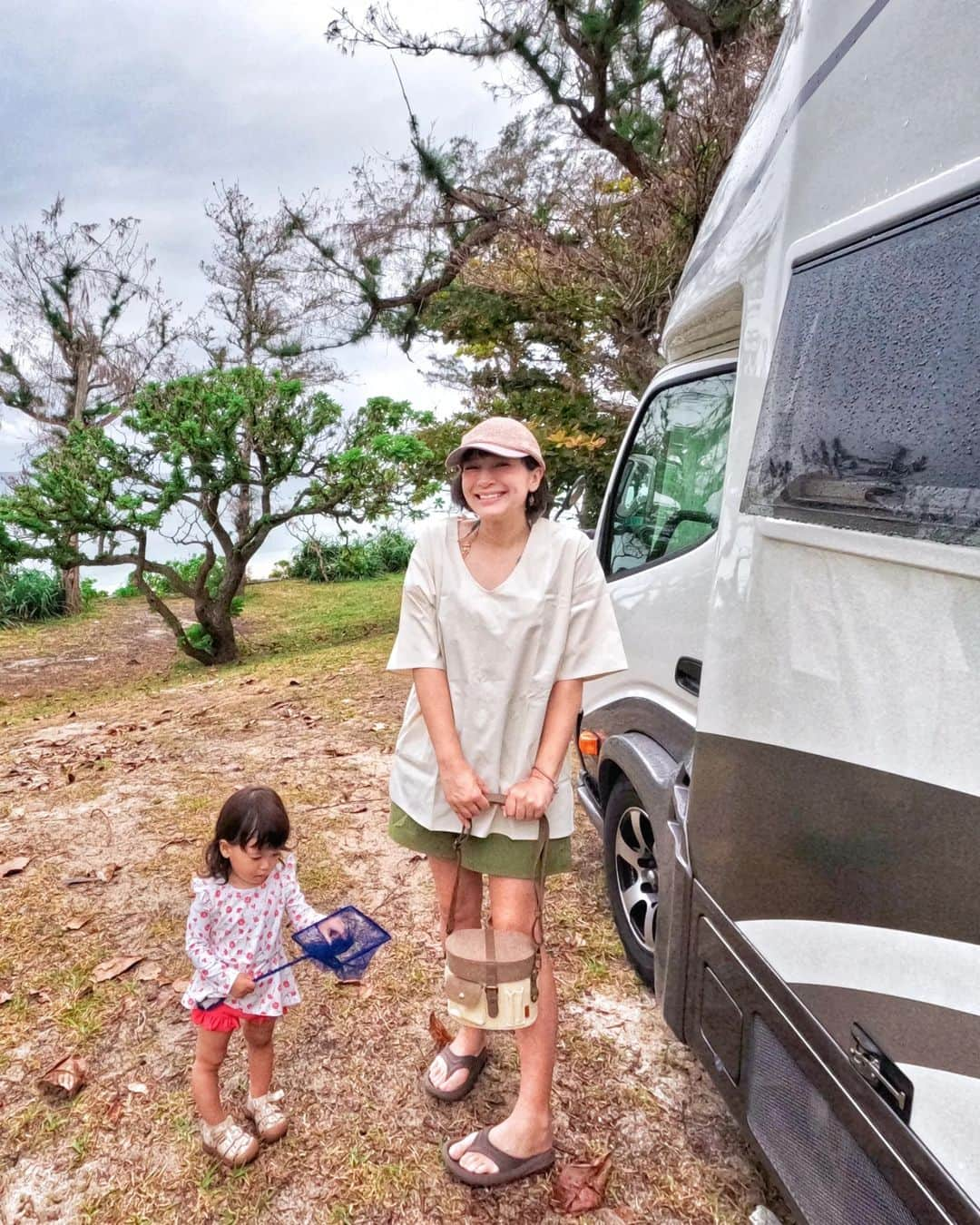 芳美リンさんのインスタグラム写真 - (芳美リンInstagram)「メンバーになっている、なちゅガールからリリースされた飯盒ポーチ♡  めちゃくちゃ可愛いー！ツートーンカラーがすごく好み💮他にもカラーバリエーション豊富ですよ。  持っている鹿番長の飯盒とサイズぴったりでした♡  飯盒ポーチとしてはもちろん、 かなりしっかりした作りなので、 GoProやモバイルバッテリーなどのガジェットを入れて運ぶのにも便利でした(*^^*)  詳細は @nachu_gear_camp まで♪  @chikiri_camp @nachu_girl_camp #飯盒ポーチ #NachuGear  #なちゅガール投稿 #PR #carstay#carstayアンバサダー #伊江村#伊江島#伊江村青少年旅行村#伊江村青少年旅行村キャンプ場 #Jetstarで沖縄 #マタ旅#子連れ旅#トラベラルトドラー #japantrip #okianwatrip #沖縄旅行 #カムロードレガードネオプラス２#キャブコン#マタニティコーデ#ベビモに載りたい」11月23日 19時06分 - lynn.lynn5