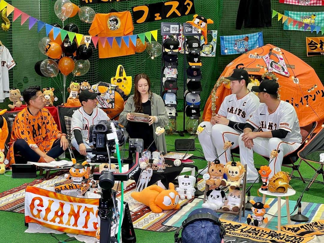 星ひとみのインスタグラム：「【EVENT】⚾️本日東京ドームにて行われた #ジャイアンツファンフェスタ2023  こちらの特別配信 裏ファンフェスタ2023のコーナーで 星ひとみ先生が生出演し  #岡本和真  選手 #吉川尚輝　選手 #亀井善行コーチ  を占いました⭐️⭐️⭐️  岡本選手 以前の占い通りになったとのこと 詳しくや 見逃しアーカイブは GIANTS TV（有料会員）でご覧いただけます💁‍♀️ 先生は野球を全く知りません笑  #星ひとみ #天星術 #占い #GIANTS #生配信イベント #東京ドーム #ジャイアンツ #司会は田中さん アナウンサーの方 #爆笑問題田中さん  #皆様ありがとうございました」