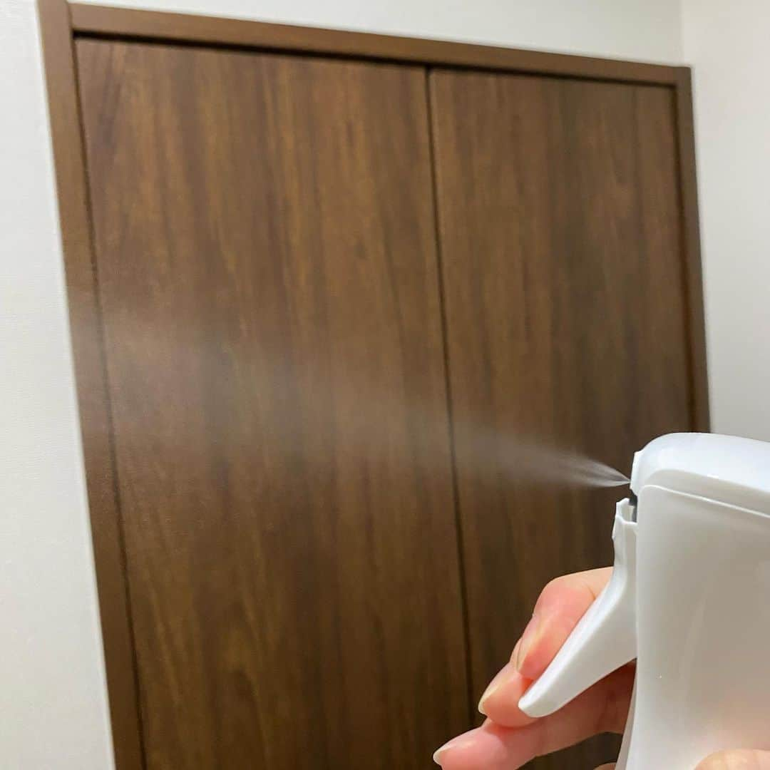 mizukiさんのインスタグラム写真 - (mizukiInstagram)「.  医師が開発、医療従事者が製造 水と酸素から作る 手肌に優しい除菌剤🫧  Plasma Aqua® (プラズマアクア)  「医療用逆浸透水(超純水)」と 「医療用酸素」を原料としていて 安全で除菌力が強いのが特徴。  肌が荒れやすくて アルコール消毒が苦手な方や 動物やお子様がいる家庭に おすすめです🐶🐈♡  霧もかなり細かくて使いやすい◎  PR @plasma_aqua #除菌剤 #除菌スプレー #プラズマアクア #除菌」11月23日 18時59分 - mizukich13