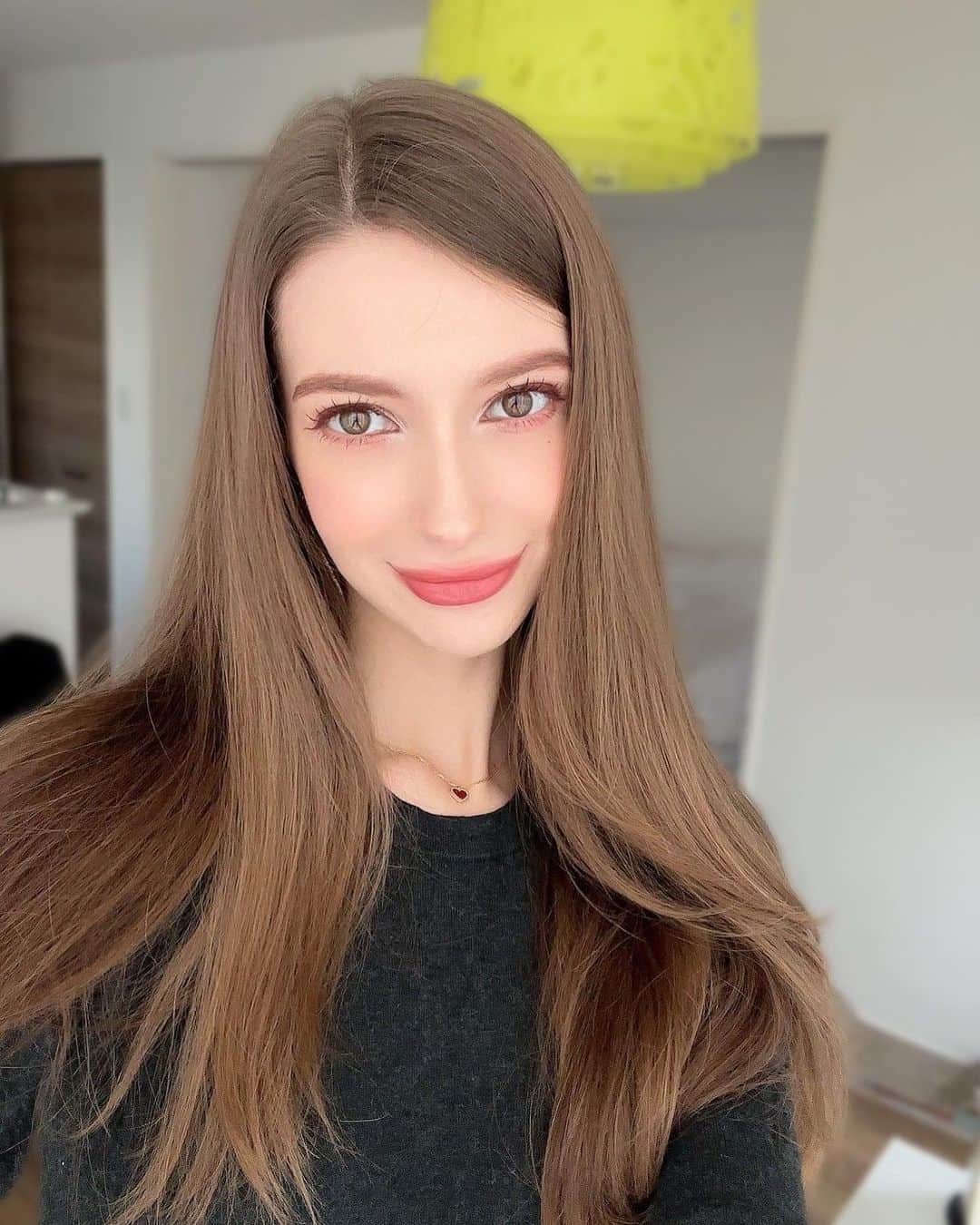 カロリーナのインスタグラム：「こんばんは〜⭐️ また少し暖かくなってきてお洋服に困る気温ですね🤔 私は冷えないように気を付けているので、よくパッと羽織ることができるカーディガンを持ち歩きます✨  皆さんも寒暖差に気を付けてね〜👀  #モデル #ファッションモデル #東京モデル#model #tokyomodel #tokyo」