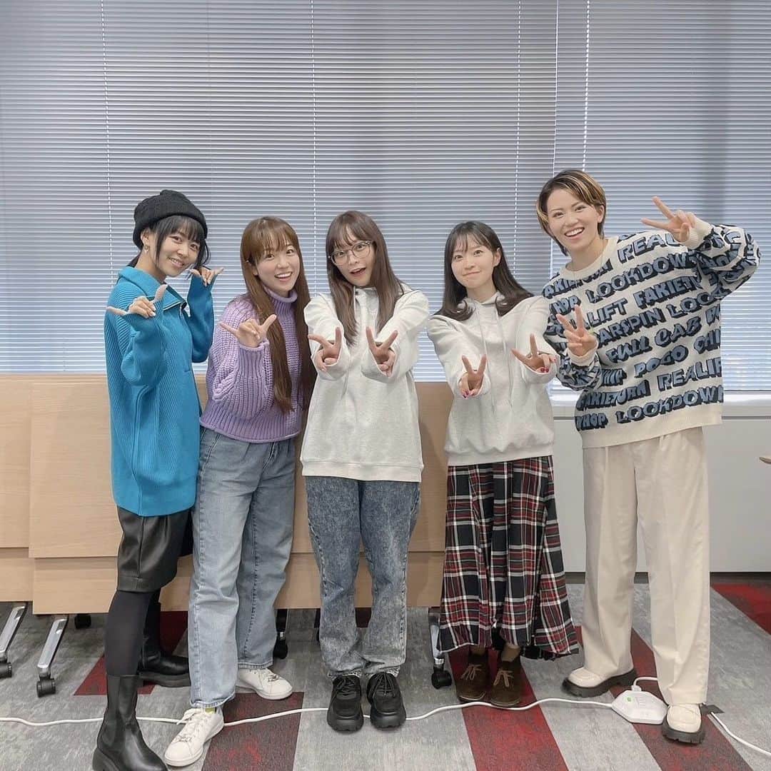 飛龍つかささんのインスタグラム写真 - (飛龍つかさInstagram)「皆さま、こんばんは🐉✨ ⁡ 先日、少女☆歌劇レヴュースタァライトの音楽朗読劇『遥かなるエルドラド』の初お稽古がありました！ ⁡ 初めての朗読劇…嬉しい😢📖 プロの声優さんに並ばせてもらって 皆さまの素晴らしい表現力に、感動が止まらない飛龍つかさでした。 しかし、めちゃくちゃ緊張しました…🫨 ⁡ 『遥かなるエルドラド』。大変ドラマチックで、素敵な戯曲になっています 実は稽古初日にして5人揃うのは最後らしく🤯でも、既にかなり仕上がっている皆さま流石すぎる… ここから更にセットや照明、そして生演奏によって、物語がダイナミックに息づきそう…その過程の中にいられるのか…有難いなぁ… その物語の中の登場人物2役をメインに合計5役を演じさせて頂きます。 日々勉強中です！ ⁡ またお稽古あったらお話したいなと思います✨ ⁡ 恐れ多くもお写真撮らせて頂きました…😭 大☆感☆動‼︎ 宝物の写真になりました。 ⁡ #小山百代 さん #富田真帆 さん #岩田陽葵 さん #相羽あいな さん #飛龍つかさ ⁡ #レヴュースタァライト #音楽朗読劇 #遥かなるエルドラド」11月23日 19時00分 - hiryu_tsukasa