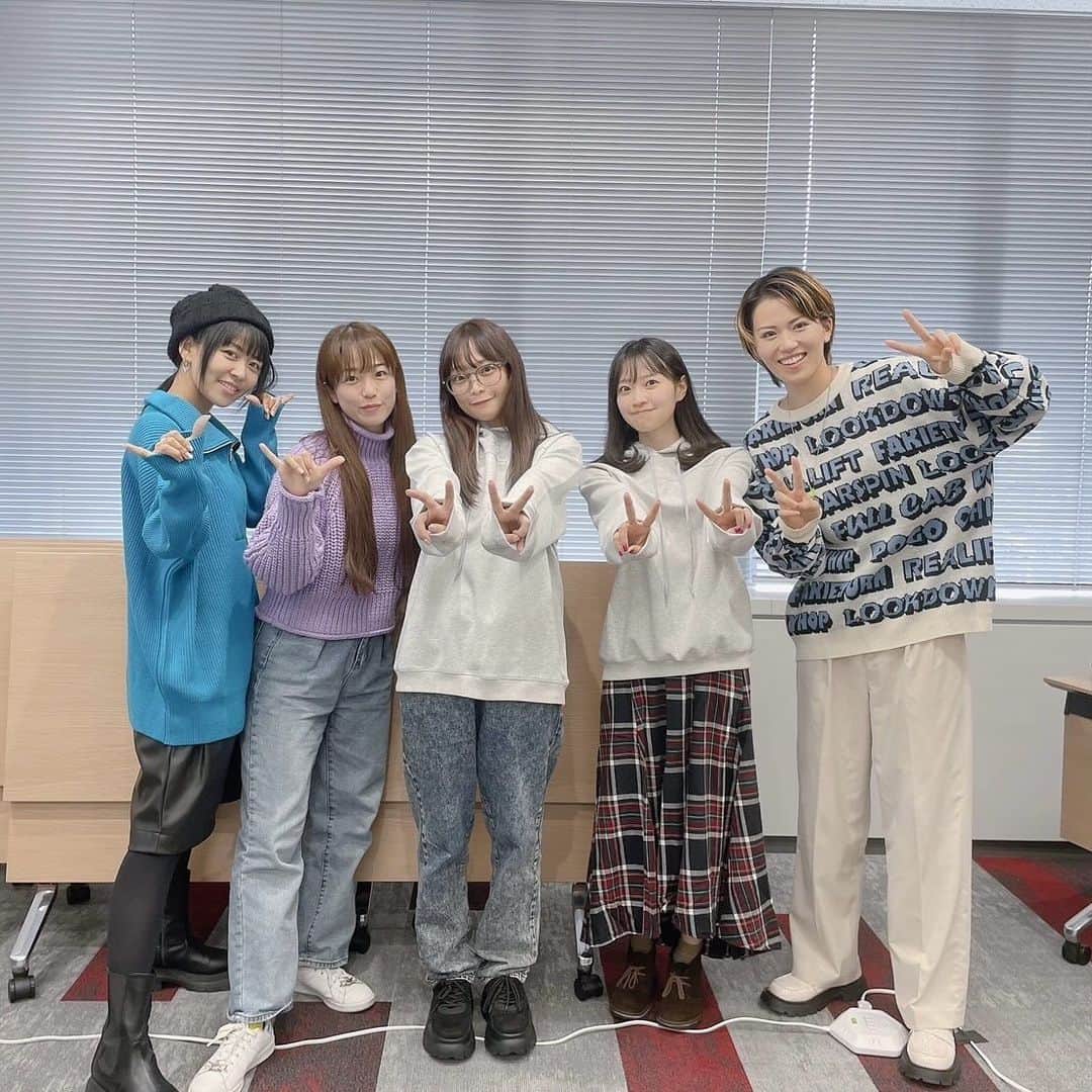 飛龍つかささんのインスタグラム写真 - (飛龍つかさInstagram)「皆さま、こんばんは🐉✨ ⁡ 先日、少女☆歌劇レヴュースタァライトの音楽朗読劇『遥かなるエルドラド』の初お稽古がありました！ ⁡ 初めての朗読劇…嬉しい😢📖 プロの声優さんに並ばせてもらって 皆さまの素晴らしい表現力に、感動が止まらない飛龍つかさでした。 しかし、めちゃくちゃ緊張しました…🫨 ⁡ 『遥かなるエルドラド』。大変ドラマチックで、素敵な戯曲になっています 実は稽古初日にして5人揃うのは最後らしく🤯でも、既にかなり仕上がっている皆さま流石すぎる… ここから更にセットや照明、そして生演奏によって、物語がダイナミックに息づきそう…その過程の中にいられるのか…有難いなぁ… その物語の中の登場人物2役をメインに合計5役を演じさせて頂きます。 日々勉強中です！ ⁡ またお稽古あったらお話したいなと思います✨ ⁡ 恐れ多くもお写真撮らせて頂きました…😭 大☆感☆動‼︎ 宝物の写真になりました。 ⁡ #小山百代 さん #富田真帆 さん #岩田陽葵 さん #相羽あいな さん #飛龍つかさ ⁡ #レヴュースタァライト #音楽朗読劇 #遥かなるエルドラド」11月23日 19時00分 - hiryu_tsukasa