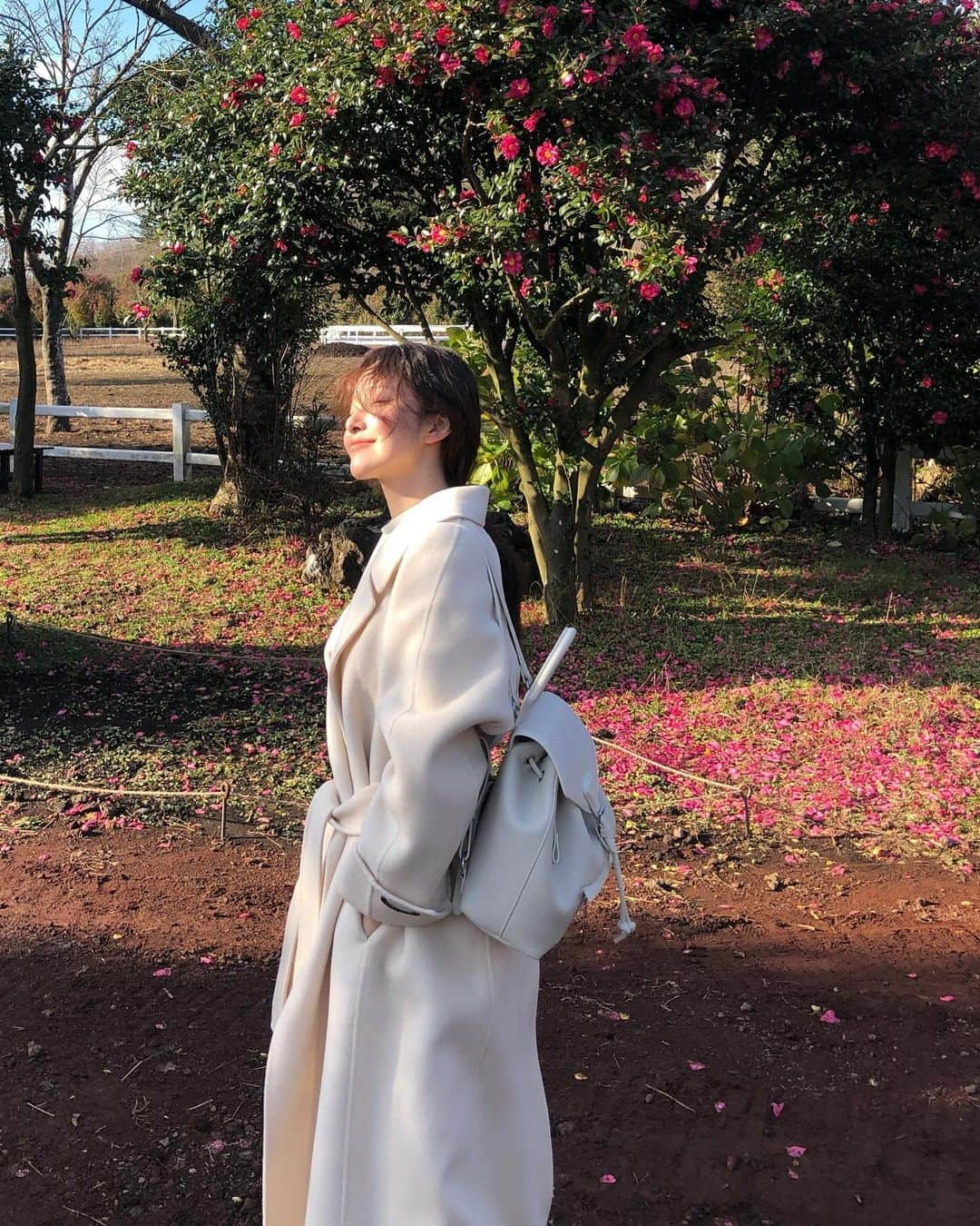 キム・ナヒのインスタグラム：「제주 사진 낄끼해볼게요 ••🌺🏡🌳」