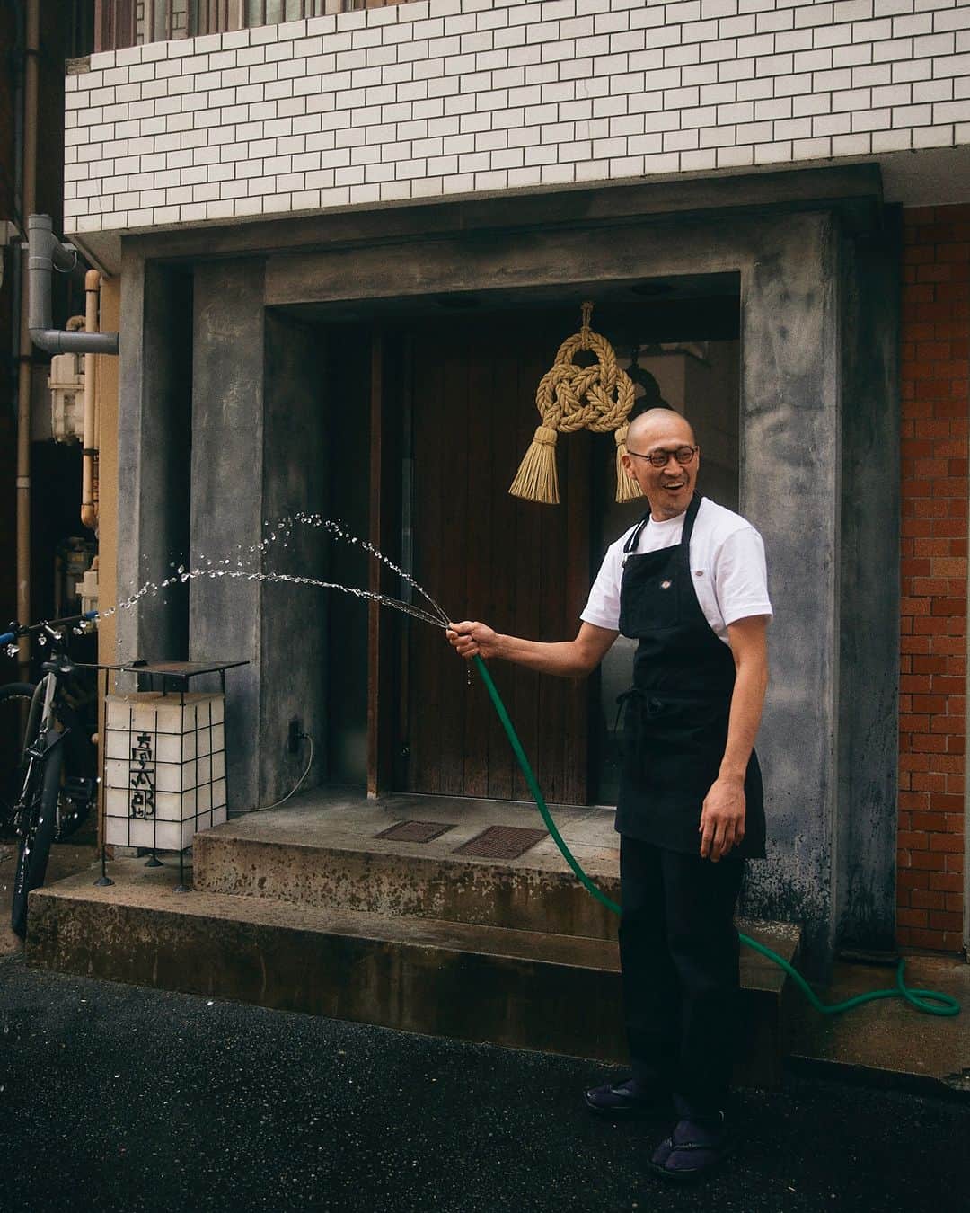 ディッキーズのインスタグラム：「「EVERYDAY MAKERS」 ジャンルは様々、思いは一つ。人々の笑顔を作るメーカーたちとそのコミュニティを紹介していくシリーズ。  高太郎 (@kotaro_shibuya)  「料理を作るのはもちろんですけど、空気を作ってチームを作ることは飲食店、空間作りとして必要だと思うんですよね。」と林氏。世界を旅して色々な食文化を体験してきたからこそ作り出せる、アットホームで、親しみやすさを感じる雰囲気だ。  記事の全文はディッキーズ公式サイトにて。  #Dickies #ディッキーズ #everydaymakers #エブリデイメイカーズ」