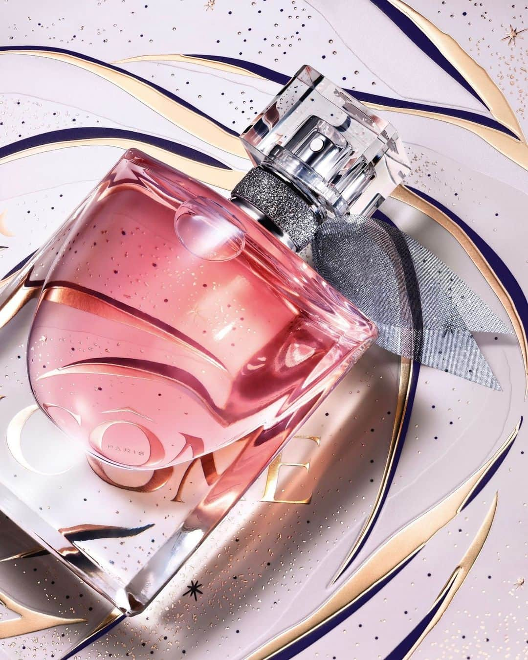 Lancôme Officialのインスタグラム：「The representation of happiness introduced by La vie est belle is accentuated by the finesse and design of the bottle, an elegant curve mirroring the smile of the wearer. An ode to emancipation engraved by the memories of everyone, the most iconic gift to offer.   #Lancome #LancomexLouvre #Holiday23」