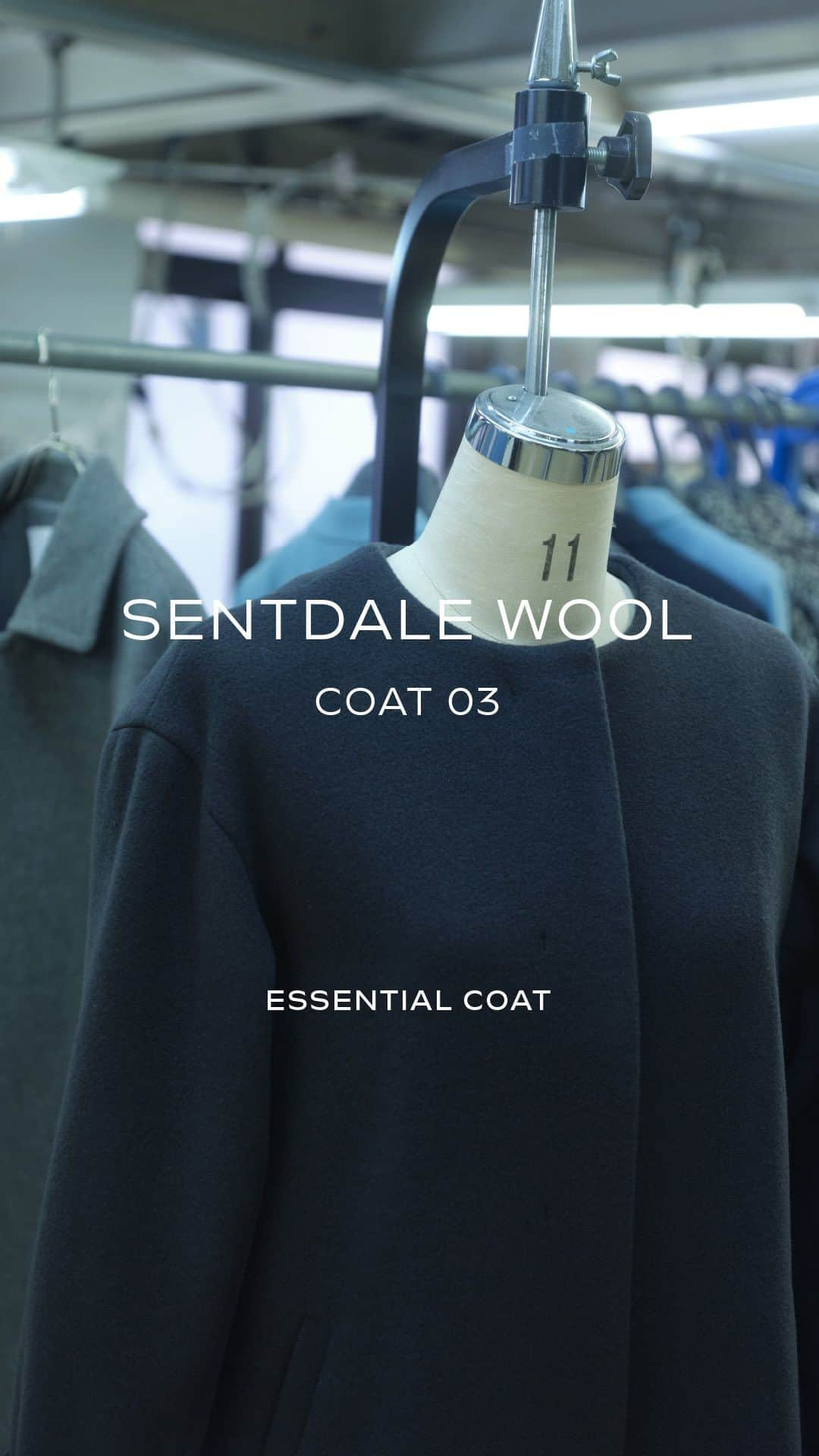 green label relaxingのインスタグラム：「「SENTDALE WOOL オリジナル素材の、シンプルなウェルメイド」  ふっくらと軽く、柔らかな着心地のノーカラーコートは、着ている人の印象も同様に、やさしく和らげてくれるよう。シンプルなデザインだからこそ、つくりの良さで差がつきます🙌🏻 着姿を美しく保つ立体感の秘密は、素材にあり。 SENTDALE WOOL（セントデールウール）のコートには、オーストラリア南部で育った羊からとれる、上質なウール原料のみを使用。型崩れしにくく、きれいが長続きします✨  【商品詳細】 🏷ミドルノーカラー コート ¥33,000(税込) No.35251380936    🏷ロングノーカラー コート ¥35,200(税込) No.35251380932  ーーーーーーーーーー  ESSENTIAL COAT "ずっと使えるいいもの"を  「あの冬は、お気に入りのコートで過ごしたね」 「あのコートを着て、ここにいたね」。  1着のコートには、そんな風に記憶に残り、時を重ねてゆく力があります。この冬、グリーンレーベル リラクシングがお届けするのは、何年先も、毎日一緒に過ごせる、エッセンシャルなウールコート。 つくりの良さにこだわり、日常に寄り添うデザインに心を込めました。 暖かな思い出を刻みながら、愛着を持って着られる1着に、出会ってみませんか。  ーーーーーーーーーー   #greenlabelrelaxing #グリーンレーベルリラクシング #ESSENTIALCOAT #ワンオブマイン #SPINTOコート #SENTDALEWOOL   #アウター #コート #アウターコーデ #コートコーデ #ショートコート  #ロングコート #ダッフルコート #チェースターコート #スタンドカラーコート #ビッグカラーコート #カジュアルコーデ #大人カジュアル #きれいめカジュアル #きれいめコーデ #冬コート  #冬アウター #お出かけコーデ #デートコーデ #大人コーデ #ワードローブ」