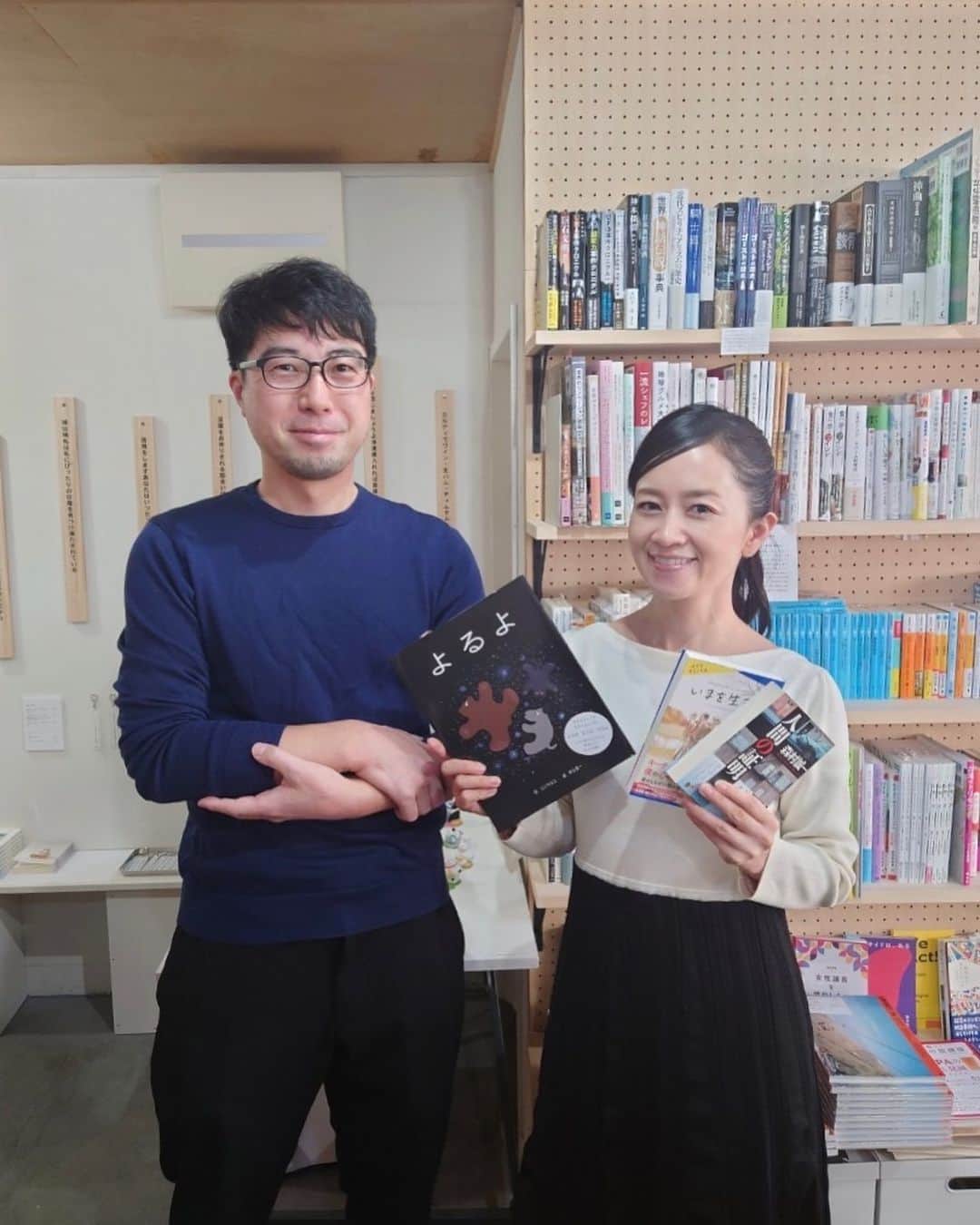 岡田ひとみ（ねんドル）さんのインスタグラム写真 - (岡田ひとみ（ねんドル）Instagram)「先日の高崎出張で、友達のすてきな本屋さん @rebelbooksjp へ。オススメの本を選んでもらいました！  #friends #book #takasaki #gunma #rebelbooks」11月23日 19時01分 - hitomi_nendol