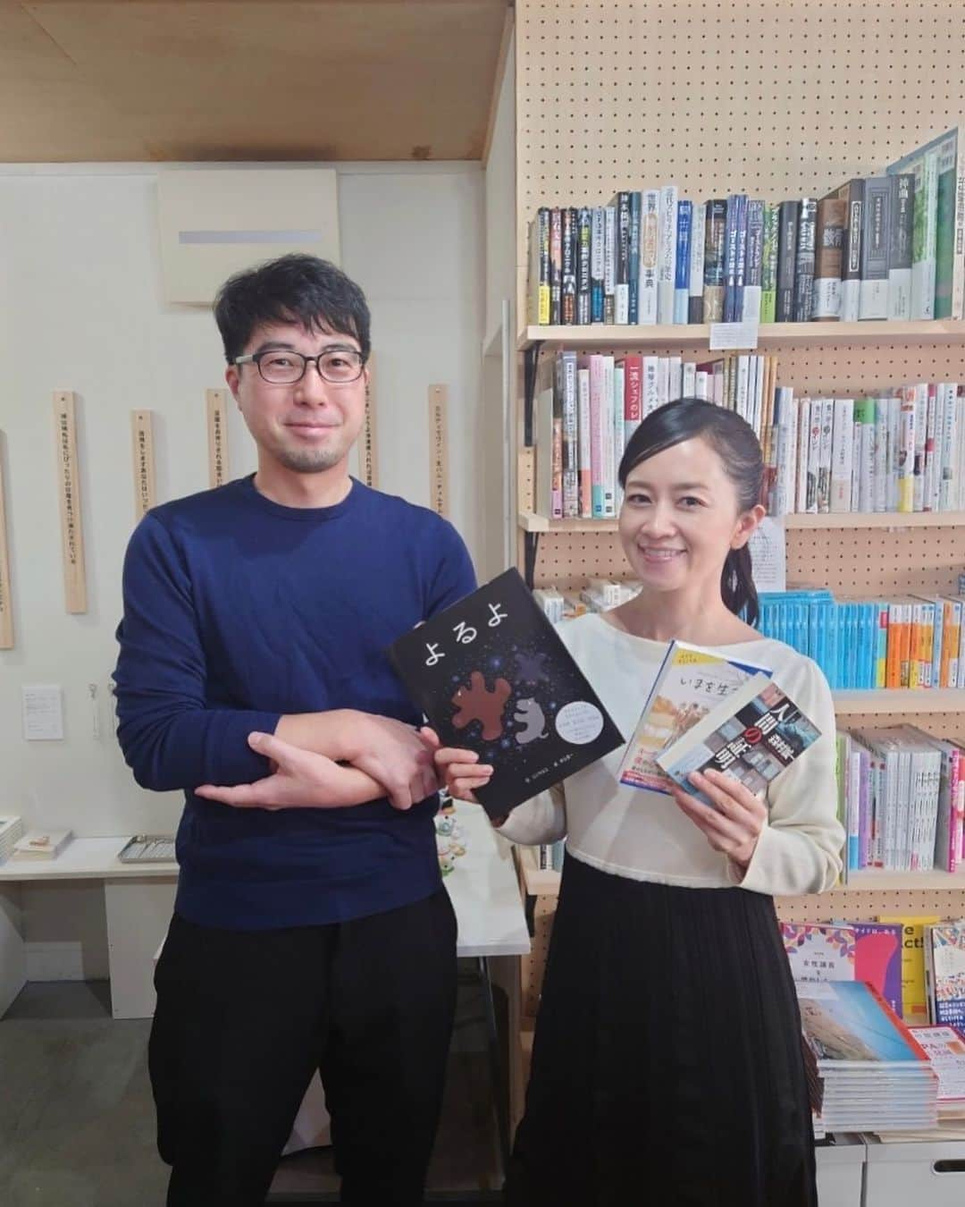 岡田ひとみ（ねんドル）のインスタグラム：「先日の高崎出張で、友達のすてきな本屋さん @rebelbooksjp へ。オススメの本を選んでもらいました！  #friends #book #takasaki #gunma #rebelbooks」