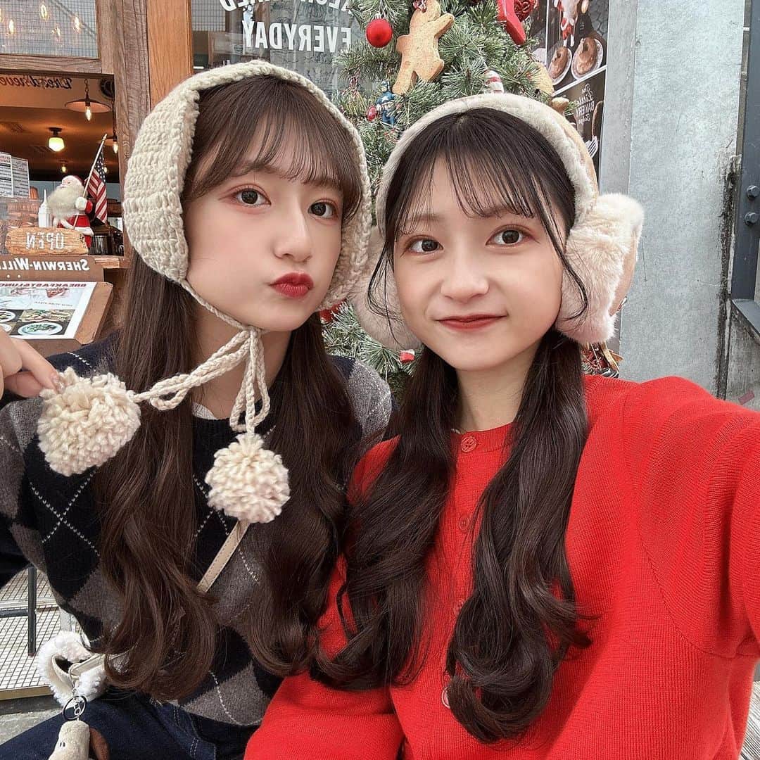 あみさんのインスタグラム写真 - (あみInstagram)「︴☃️♡  @miyuyun727   . . . #thelittlebakerytokyo #thelittlebakery #原宿カフェ #渋谷カフェ #東京カフェ #パン屋さん #秋コーデ #冬 #クリスマスコーデ #赤コーデ #カフェコーデ #低身長コーデ #プリーツスカート #トートバッグ」11月23日 19時02分 - ami___nmo