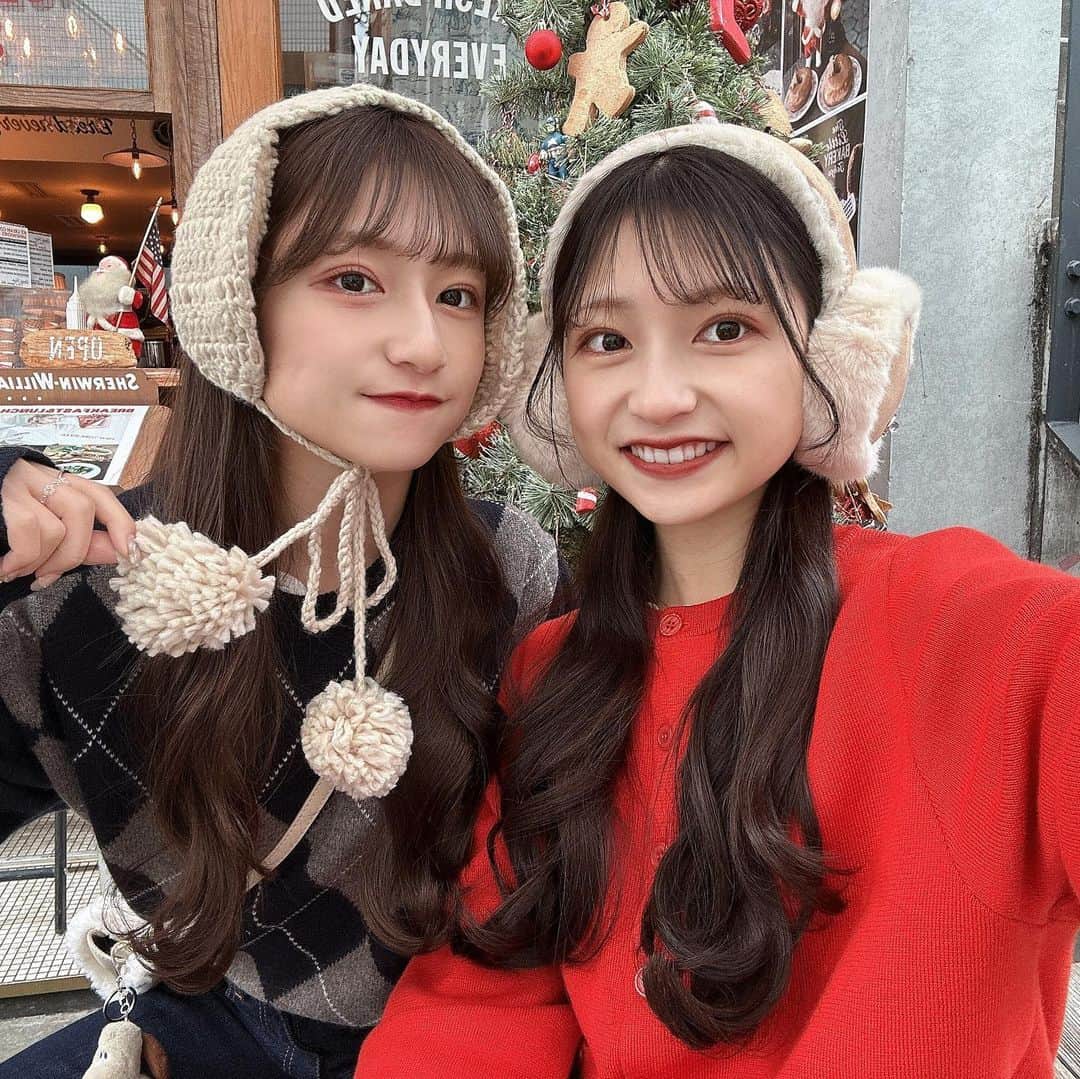 あみさんのインスタグラム写真 - (あみInstagram)「︴☃️♡  @miyuyun727   . . . #thelittlebakerytokyo #thelittlebakery #原宿カフェ #渋谷カフェ #東京カフェ #パン屋さん #秋コーデ #冬 #クリスマスコーデ #赤コーデ #カフェコーデ #低身長コーデ #プリーツスカート #トートバッグ」11月23日 19時02分 - ami___nmo