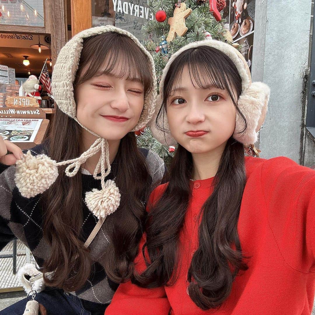 あみさんのインスタグラム写真 - (あみInstagram)「︴☃️♡  @miyuyun727   . . . #thelittlebakerytokyo #thelittlebakery #原宿カフェ #渋谷カフェ #東京カフェ #パン屋さん #秋コーデ #冬 #クリスマスコーデ #赤コーデ #カフェコーデ #低身長コーデ #プリーツスカート #トートバッグ」11月23日 19時02分 - ami___nmo