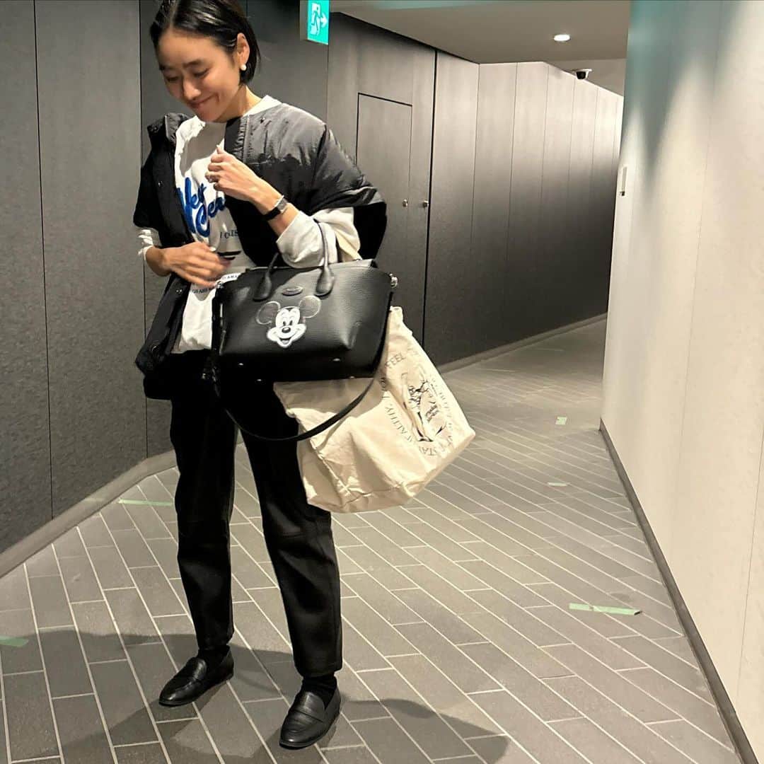 金子綾のインスタグラム：「today's... #ootd  #akcloset   今日はブラックでベスト仕様。 先日、朝の原宿駅辺りでロングベストバージョンを素敵モノトーンコーデで着てくださってる方を偶然見かけて… とても感激したのを思い出しました♡」