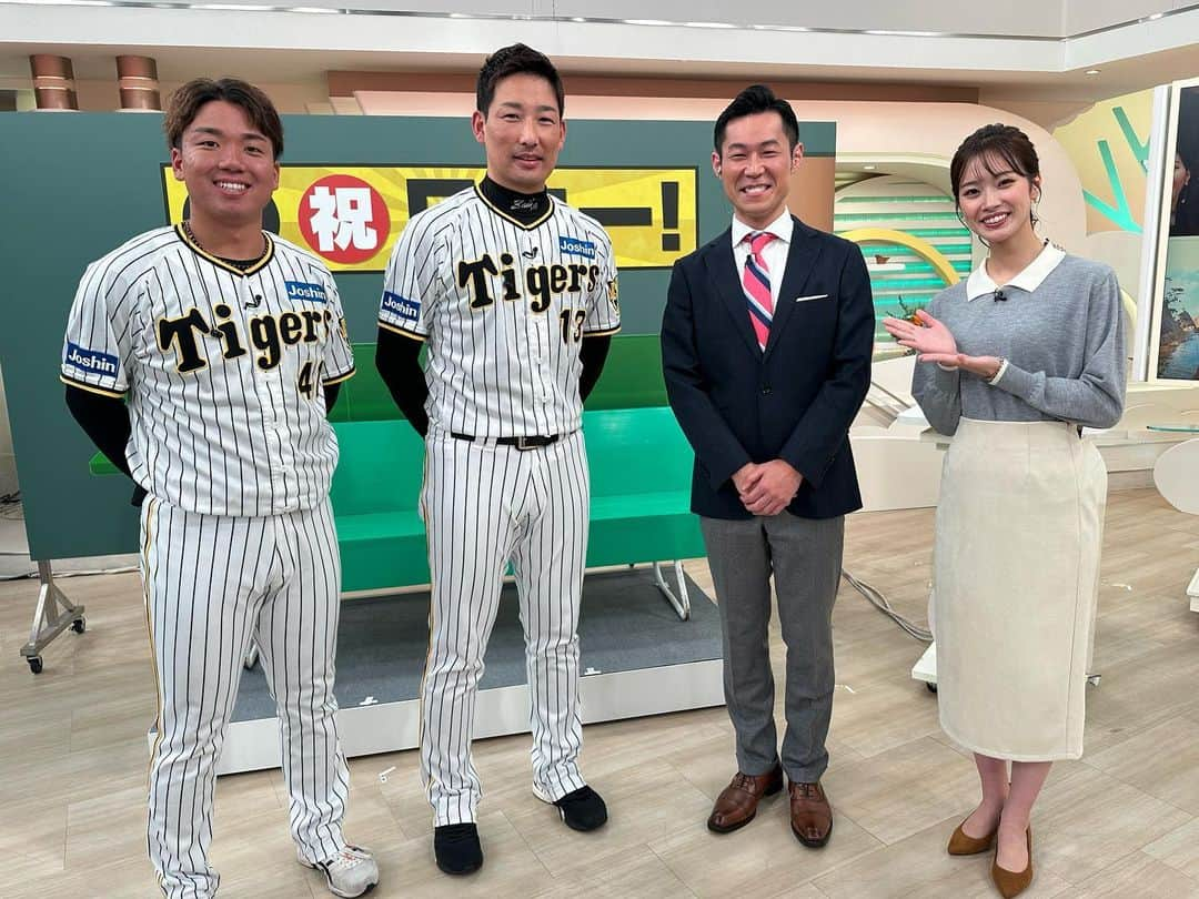 阪神タイガースさんのインスタグラム写真 - (阪神タイガースInstagram)「優勝パレード後は、選手たちがテレビ4局に分かれて、更に局をハシゴして生出演！関西のお茶の間をジャックしました！ #優勝パレード  #大山悠輔 選手 #森下翔太 選手 #佐藤輝明 選手 #中野拓夢 選手 #近本光司 選手 #木浪聖也 選手 #岩崎優 選手 #村上頌樹 選手 #ABCテレビ #newsおかえり #MBSテレビ #よんチャンTV #読売テレビ #かんさい情報ネットten  #関西テレビ #newsランナー #阪神タイガース #ARE #アレ #アレのアレ」11月23日 19時14分 - hanshintigers_official