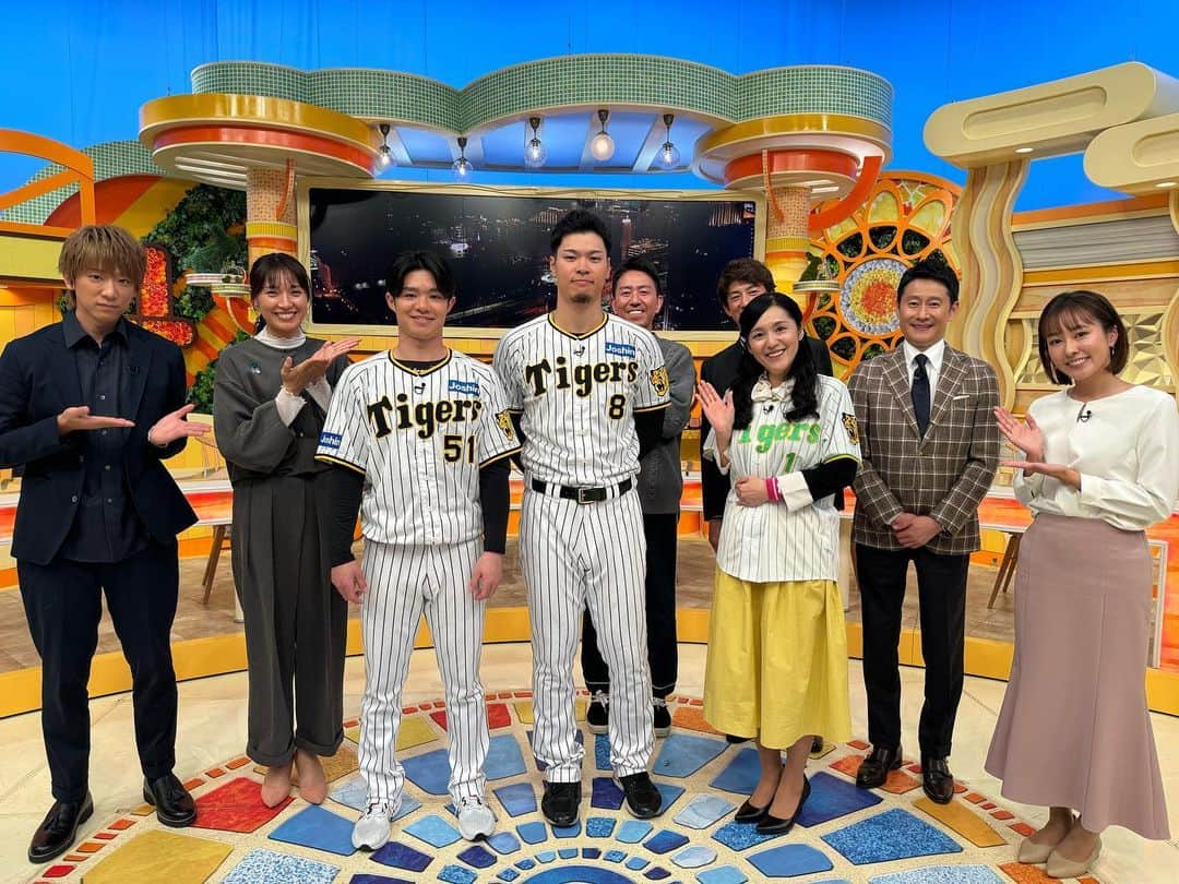 阪神タイガースさんのインスタグラム写真 - (阪神タイガースInstagram)「優勝パレード後は、選手たちがテレビ4局に分かれて、更に局をハシゴして生出演！関西のお茶の間をジャックしました！ #優勝パレード  #大山悠輔 選手 #森下翔太 選手 #佐藤輝明 選手 #中野拓夢 選手 #近本光司 選手 #木浪聖也 選手 #岩崎優 選手 #村上頌樹 選手 #ABCテレビ #newsおかえり #MBSテレビ #よんチャンTV #読売テレビ #かんさい情報ネットten  #関西テレビ #newsランナー #阪神タイガース #ARE #アレ #アレのアレ」11月23日 19時14分 - hanshintigers_official