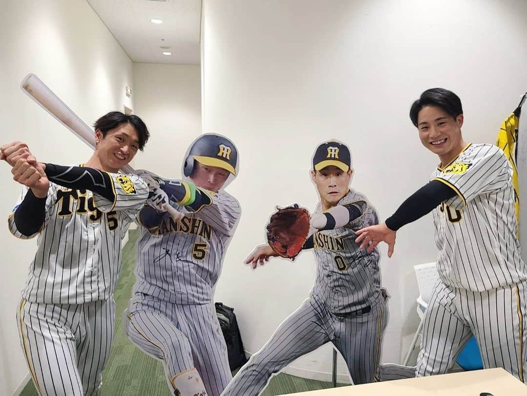 阪神タイガースさんのインスタグラム写真 - (阪神タイガースInstagram)「優勝パレード後は、選手たちがテレビ4局に分かれて、更に局をハシゴして生出演！関西のお茶の間をジャックしました！ #優勝パレード  #大山悠輔 選手 #森下翔太 選手 #佐藤輝明 選手 #中野拓夢 選手 #近本光司 選手 #木浪聖也 選手 #岩崎優 選手 #村上頌樹 選手 #ABCテレビ #newsおかえり #MBSテレビ #よんチャンTV #読売テレビ #かんさい情報ネットten  #関西テレビ #newsランナー #阪神タイガース #ARE #アレ #アレのアレ」11月23日 19時14分 - hanshintigers_official