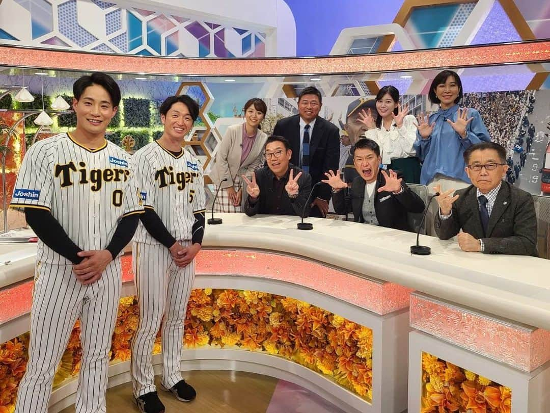 阪神タイガースさんのインスタグラム写真 - (阪神タイガースInstagram)「優勝パレード後は、選手たちがテレビ4局に分かれて、更に局をハシゴして生出演！関西のお茶の間をジャックしました！ #優勝パレード  #大山悠輔 選手 #森下翔太 選手 #佐藤輝明 選手 #中野拓夢 選手 #近本光司 選手 #木浪聖也 選手 #岩崎優 選手 #村上頌樹 選手 #ABCテレビ #newsおかえり #MBSテレビ #よんチャンTV #読売テレビ #かんさい情報ネットten  #関西テレビ #newsランナー #阪神タイガース #ARE #アレ #アレのアレ」11月23日 19時14分 - hanshintigers_official