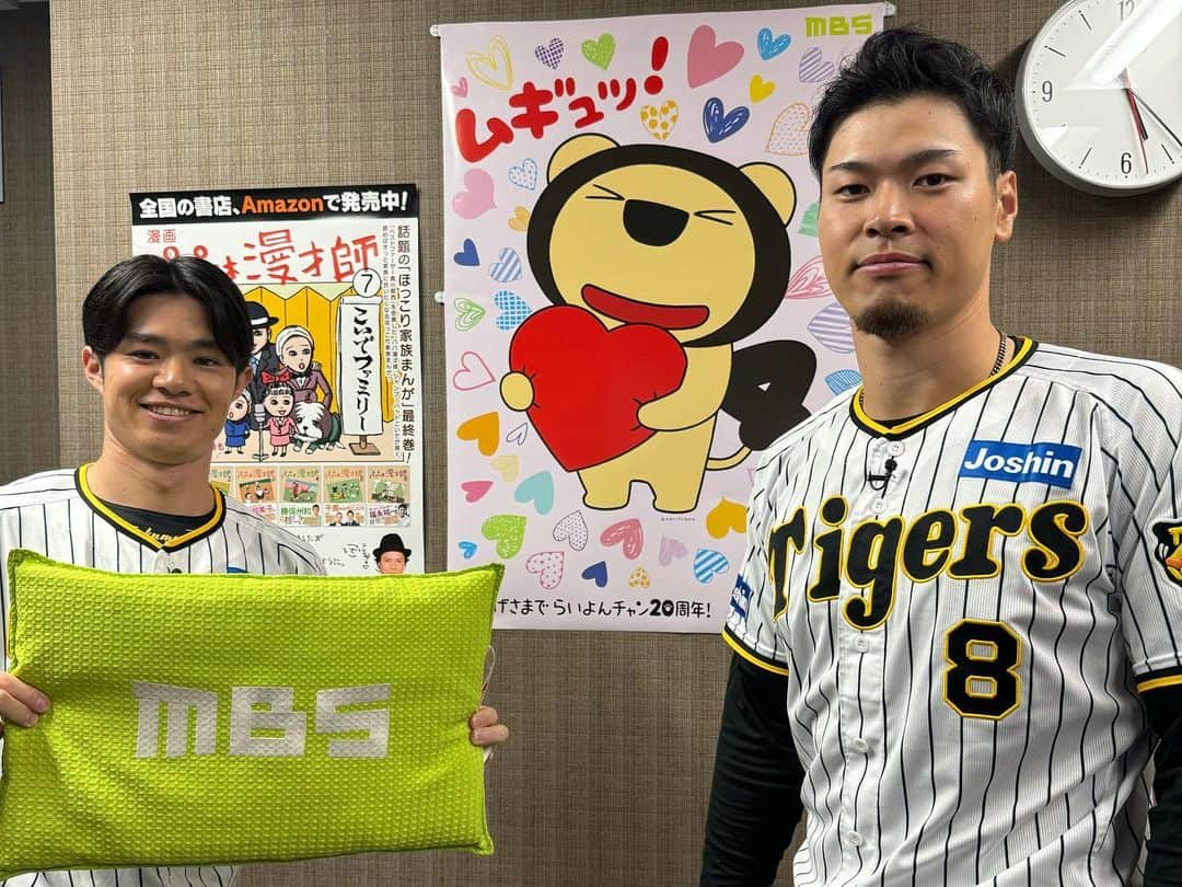 阪神タイガースさんのインスタグラム写真 - (阪神タイガースInstagram)「優勝パレード後は、選手たちがテレビ4局に分かれて、更に局をハシゴして生出演！関西のお茶の間をジャックしました！ #優勝パレード  #大山悠輔 選手 #森下翔太 選手 #佐藤輝明 選手 #中野拓夢 選手 #近本光司 選手 #木浪聖也 選手 #岩崎優 選手 #村上頌樹 選手 #ABCテレビ #newsおかえり #MBSテレビ #よんチャンTV #読売テレビ #かんさい情報ネットten  #関西テレビ #newsランナー #阪神タイガース #ARE #アレ #アレのアレ」11月23日 19時14分 - hanshintigers_official