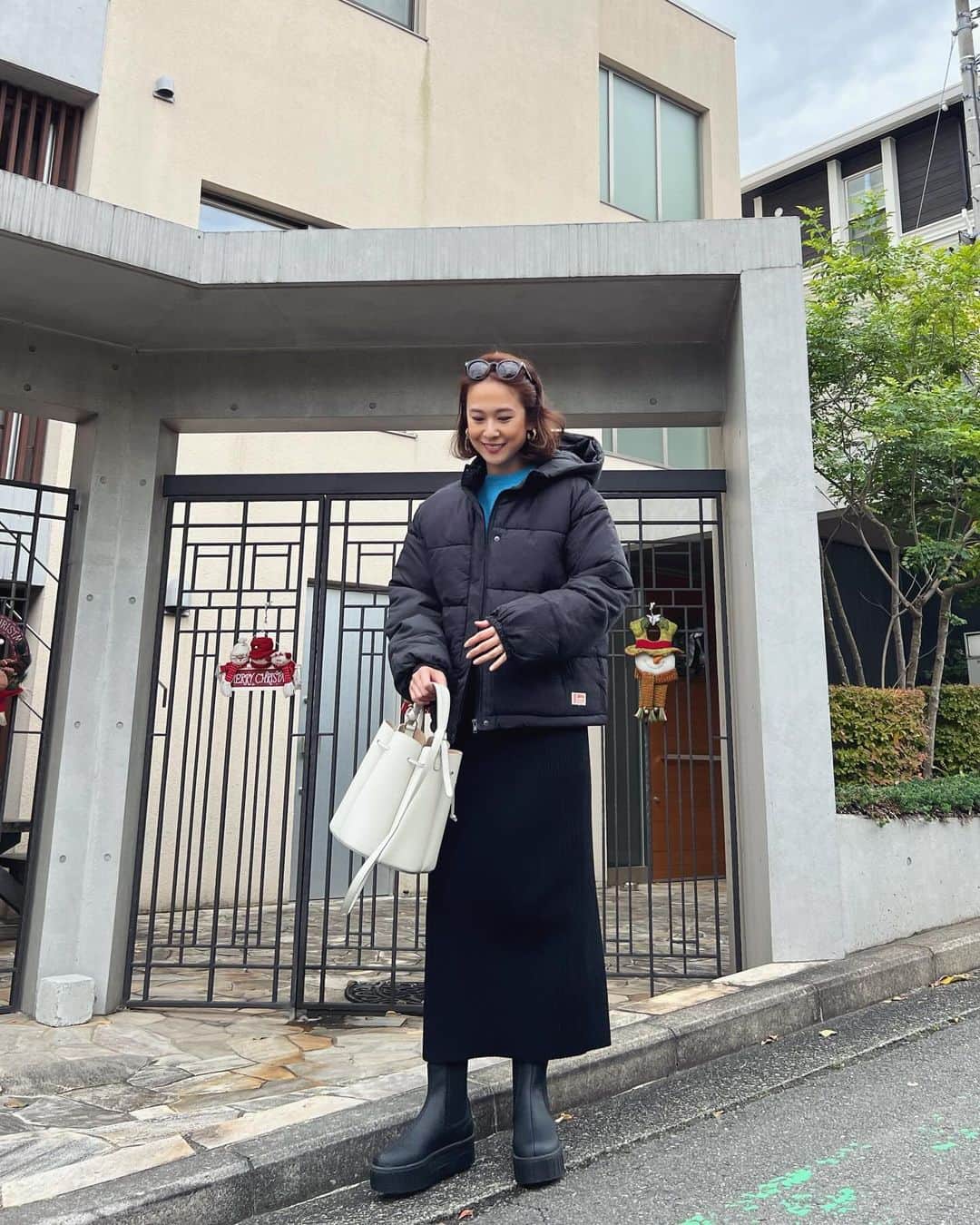 MAICOのインスタグラム：「#outfit . . とっても軽くて着やすいダウン。 絶妙な丈感だからスカートにも合わせやすく、さっと羽織れます👌🏼 ブラックのMサイズを着用しています😊  Coat... @classicalelf_official  #クラシカルエルフ #classicalelf #エルフコーデ #java #ジャバ #ユニクロ #ザラ #zozo #zozotown #zozo購入品 #zozotown購入品 #ダウンコート #ダウンジャケット#骨格ウェーブ#着回しコーデ」