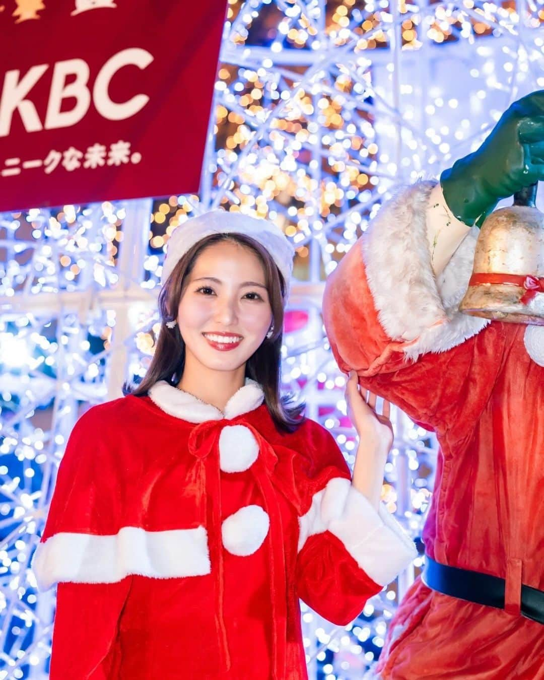 山下七子のインスタグラム：「昨日、貴賓館で行われたKBC 70th Anniversary FESTA de SANTAのイルミネーション点灯式に参加させていただきました！沢山の方で賑わっていて良い香りに包まれている素敵な空間で100体のサンタさんと共に綺麗なキラキライルミネーションを見ることが出来てとっても幸せな時間でした❄️✨  本当に世界で一番サンタに出会える場所でした🧑‍🎄🎅🧑‍🎄  そして声をかけて下さった皆様ありがとうございました♡♡  貴賓館をはじめ天神博多で開催されているクリスマスアドベントは１２月２５日までですので是非遊びに行ってみて下さい〜🌲🎀今年も可愛いマグカップゲットしなきゃ♪  #クリスマスアドベント#貴賓館#フェスタデサンタ#サンタクロース #クリスマス#イルミネーション#点灯式」