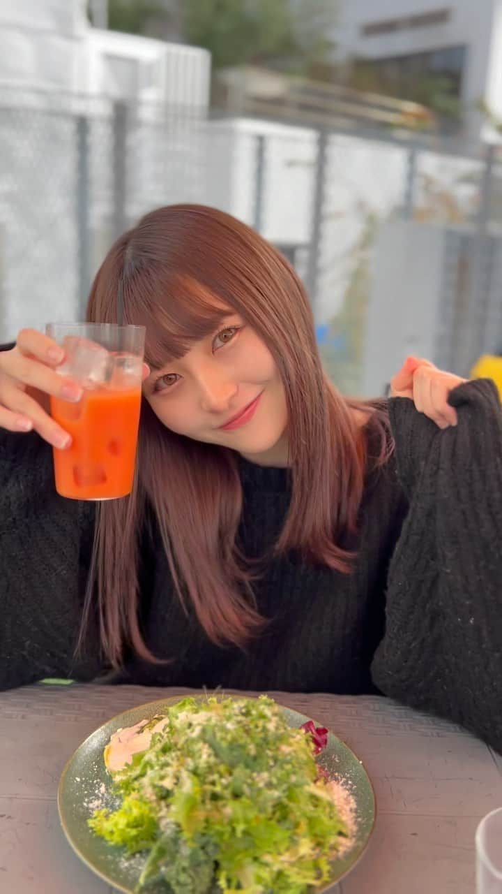 尾形春水のインスタグラム：「野菜食べたえらい🥗 最後真剣に店員さんの説明聞いてる(^_^)」